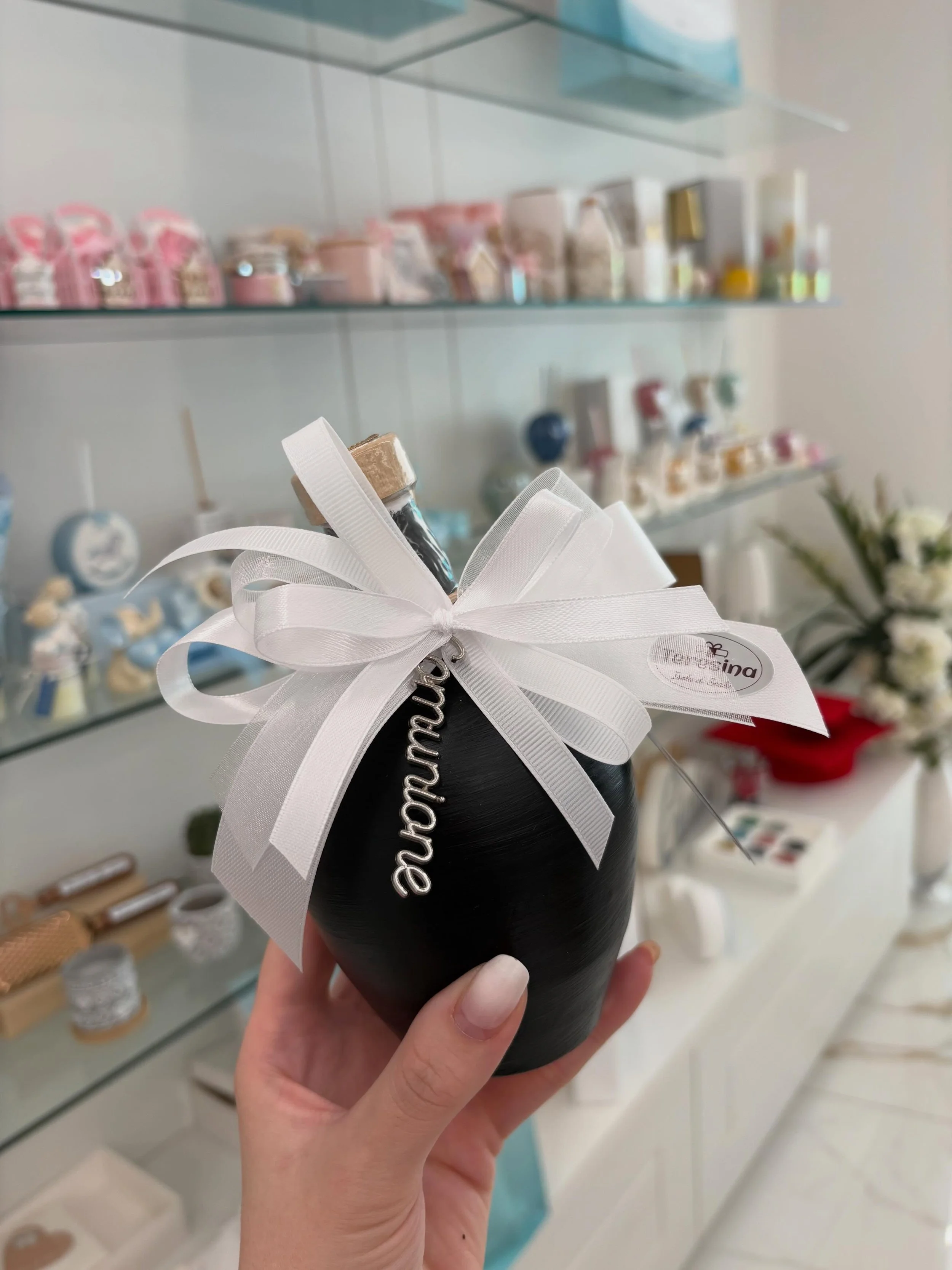 Per queste #bomboniere ho un debole, lo ammetto 😅

Quando la cliente per&ograve; mi ha chiesto di confezionare @lamiaolivetta di colore nero, ho sbarrato gli occhi 👀 

Non mi sembrava adatta ad un evento, specialmente una prima comunione e invece&h
