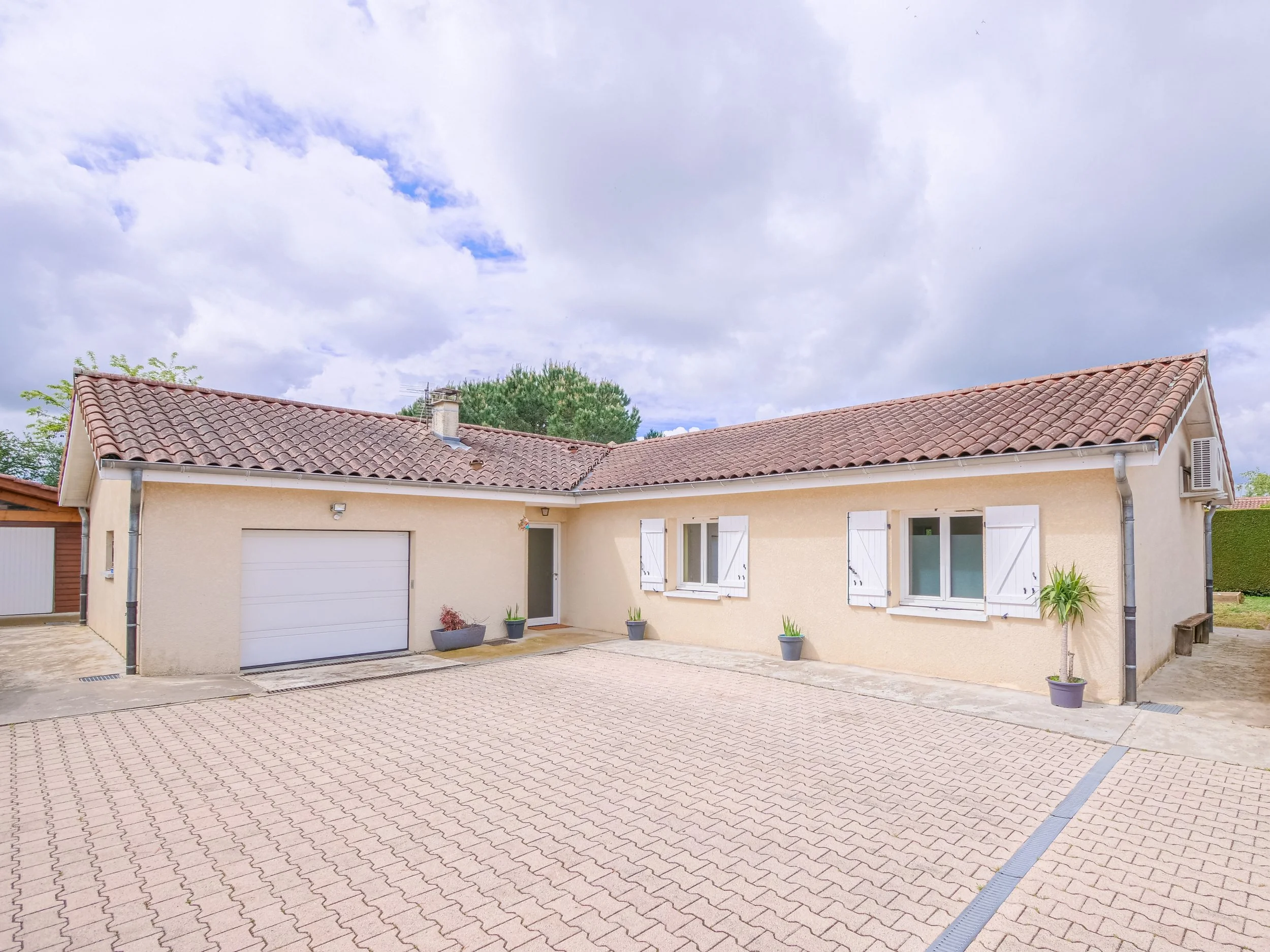 Exterieur_maison_moderne_rance.jpg
