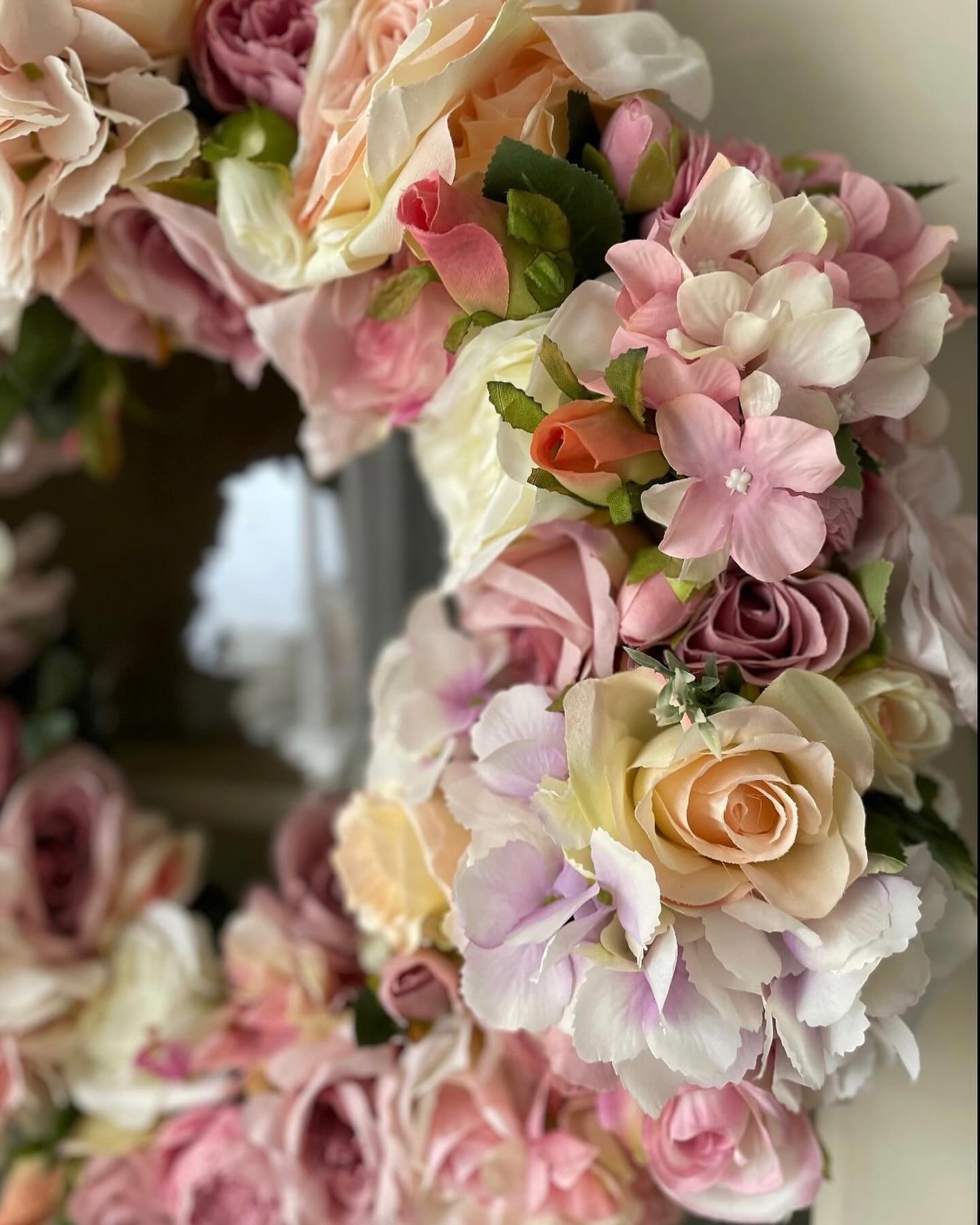 Summer blooms wreath. Just posting this pic as I&rsquo;m sitting in front of the fire, heating on fed up with this weather. Hope you&rsquo;re all having a great Saturday. WELCOME10 is still valid for 10% off all wreaths on my new website. #summervibe