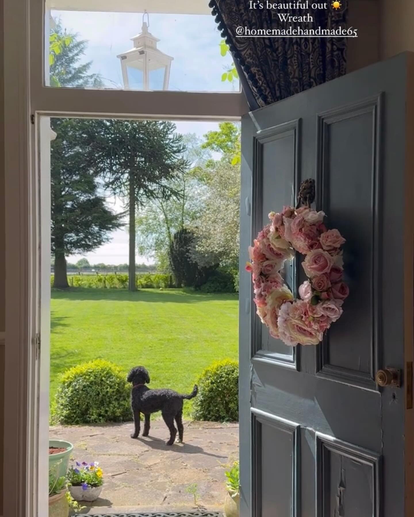 Suns out and the road is packed with visitors to the beach. Luckily we went early for Nellys walk. Day of washing on the line and wreathing. This beautiful pic is from Charlotte @charlotteclarkhome of her stunning home and summer blooms wreath xx  #s