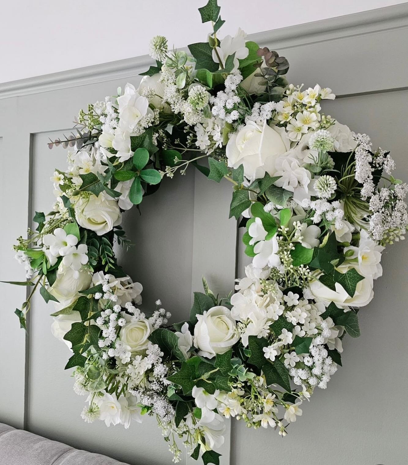 Shades of summer white with a little added jasmine foliage. Perfect for inside and out. This is 60cm but also available in 40cm. Remember to use WELCOME10 for 10% off xx #summer #summervibes #roses🌹 #whiteflowers