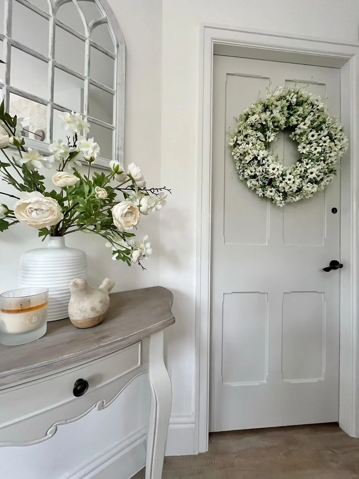 Hi everyone and hope you&rsquo;ve had a great Wednesday. I&rsquo;ve made lots of this wreath this week. The wild daisy in white, also available in cream and pale pink. Thanks as always to the lovely Claire @home_at_ivy_corner for this stunning pic xx