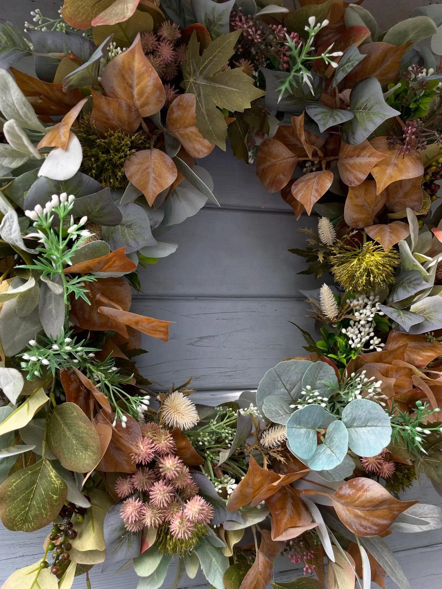 Thanks everyone for taking part in the poll for the home at ivy corner wreath. I&rsquo;ve just added it back to my website but the stock is limited to 6 of both sizes. Have a great Friday xx #autumn #autumncolours #autumnvibes🍁