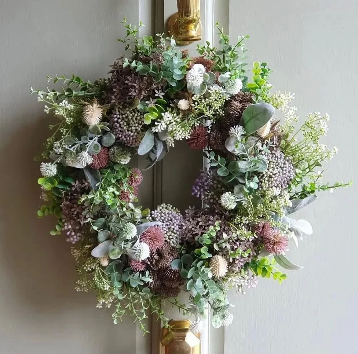 Happy bank hols everyone,hope you&rsquo;ve all had a great day. Just wanted to share this stunning pic of the Nordic wreath from @housemouseinteriors . I love its soft colours and versatility. Looks stunning on this door. #nordic #nordicwreath #artii