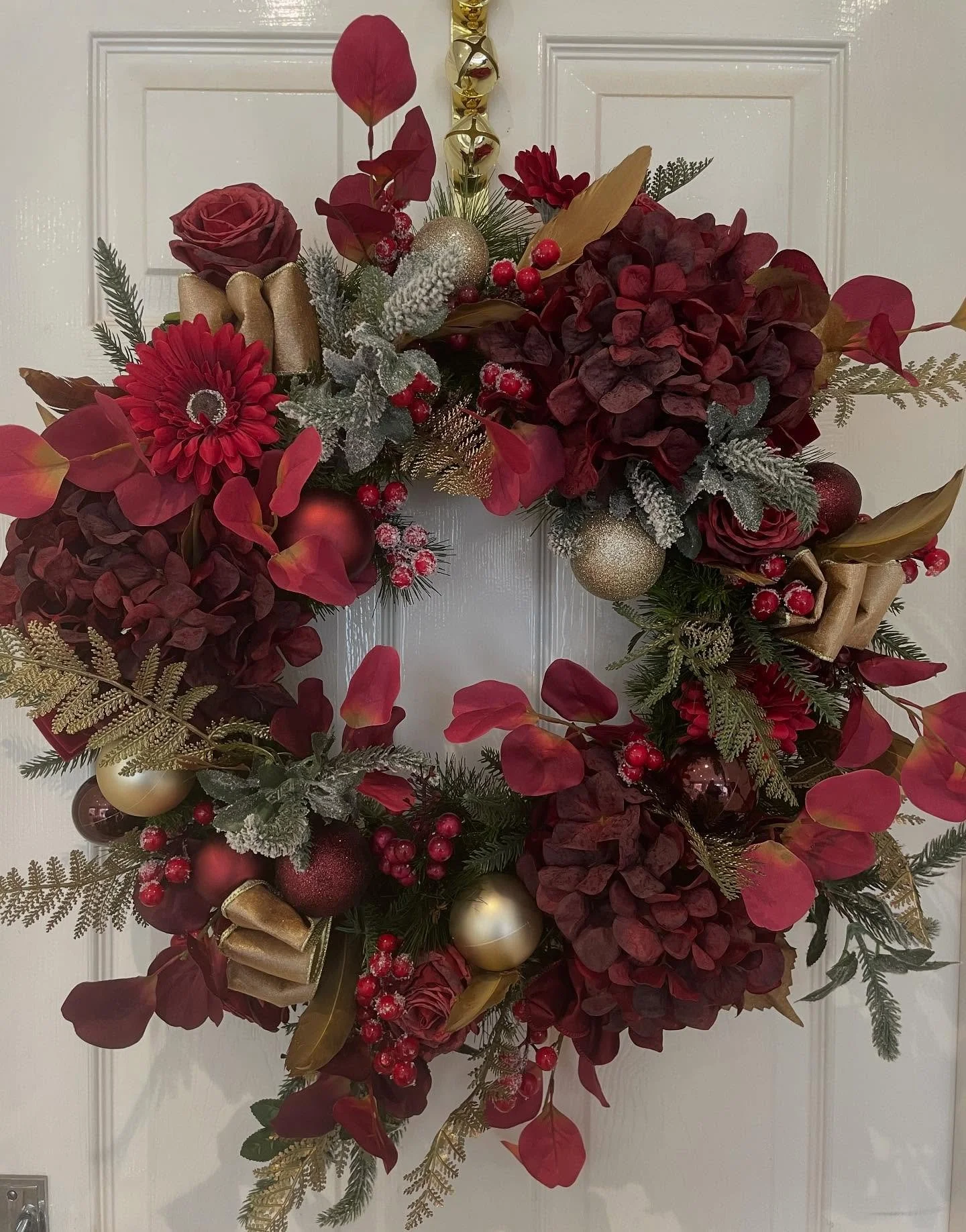 Happy Sunday everyone, bespoke wreath and garland today, with rich red hydrangeas and roses, gold and dark red baubles. So pleased with it xx #bespoke #bespokewreath