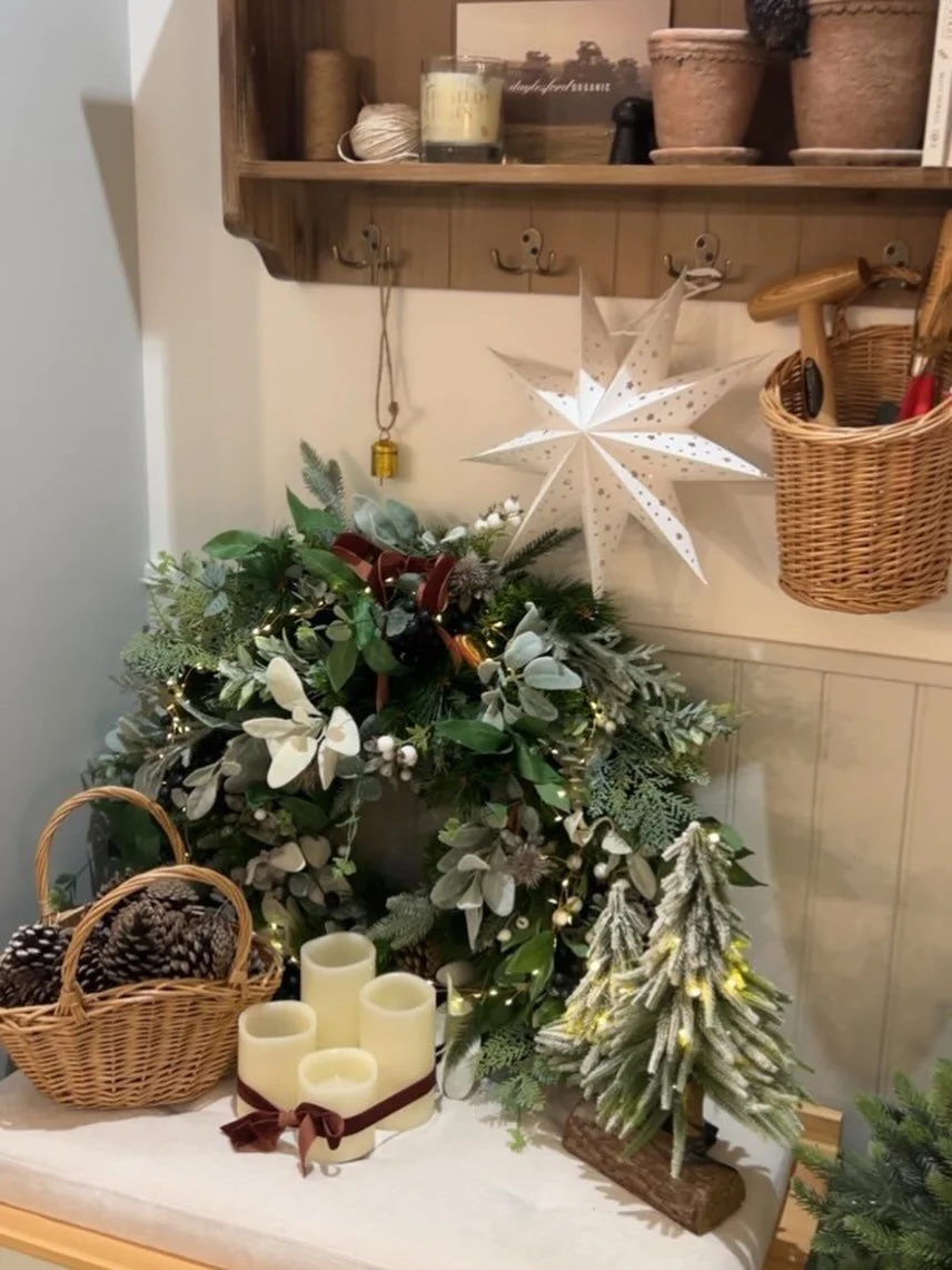 Evening everyone, lots of wreaths sent out today and still@working now. Just wanted to pop on and share this pic from Frances @countrylifewithfrances , out competition winner for the Xmas giveaway with Claire @home_at_ivy_corner . Love the styling xx