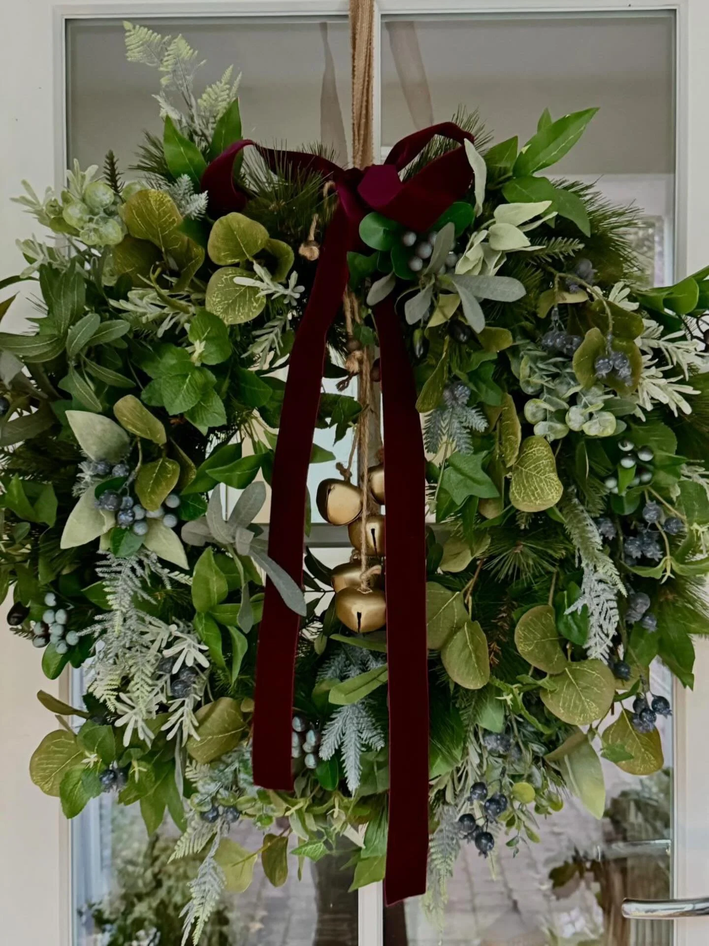 Morning and happy Sunday. Wonderful day yesterday catching up with family and eating far too much, back to wreathing today. The winter botanical here looks fab with this velvet bow added by Serena @ourclapboardhomebythesea such a beautiful account. H