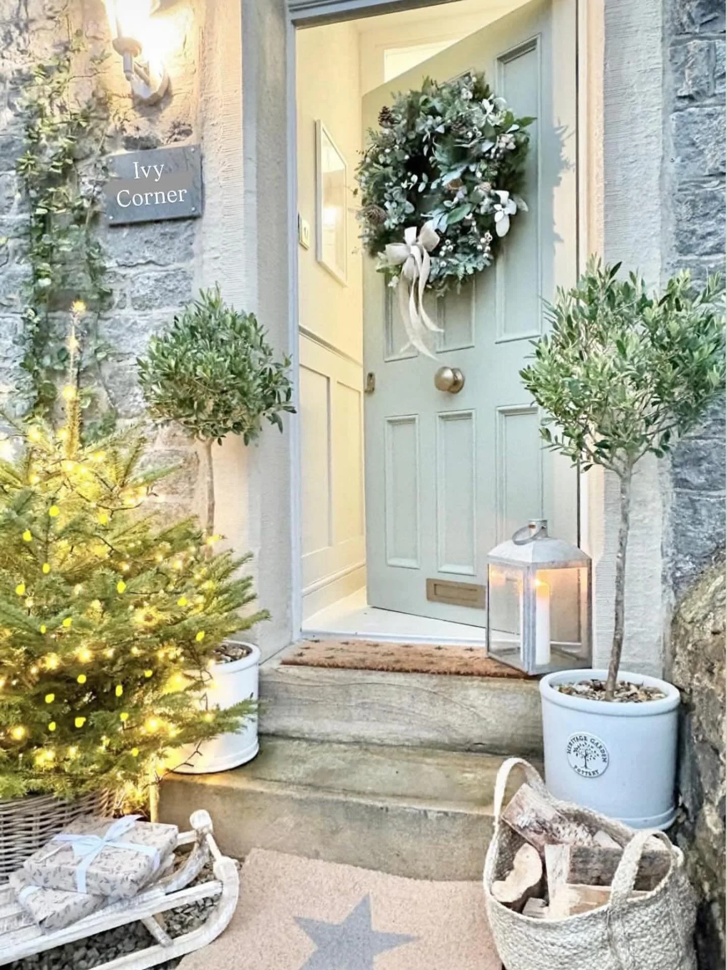 Christmas entrance thanks to Claire @home_at_ivy_corner and her stunning account. Remote use winter10 tonight for 10% off all wreaths and garlands xx#xmas #wreaths #christmas