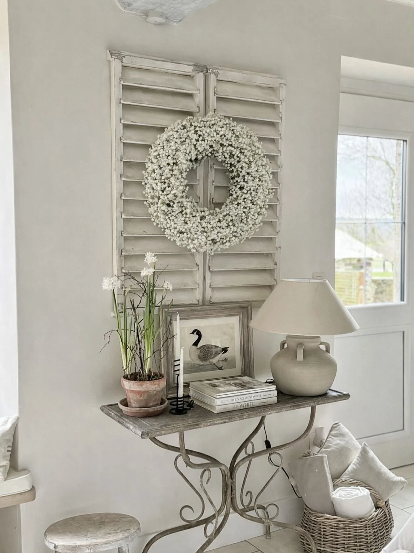 Evening everyone, just wanted to pop on and thank you for all your gypsophilia wreath orders this week. Love this pic from Amanda @shutters_and_stone beautiful account. Wish I had a home like hers xx #white gypsophilia #gypsophila #wreaths