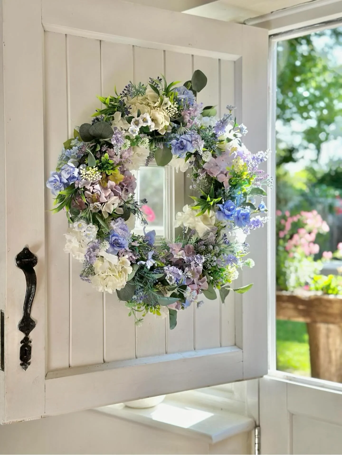 Hi everyone, I don&rsquo;t know about you but I&rsquo;m dreaming of sunny days, this rain is so depressing. This pic is from Chloe @chloescosycottage of her beautiful home and Bridgerton wreath xx #bridgerton #wreaths #wreathsofinstagram