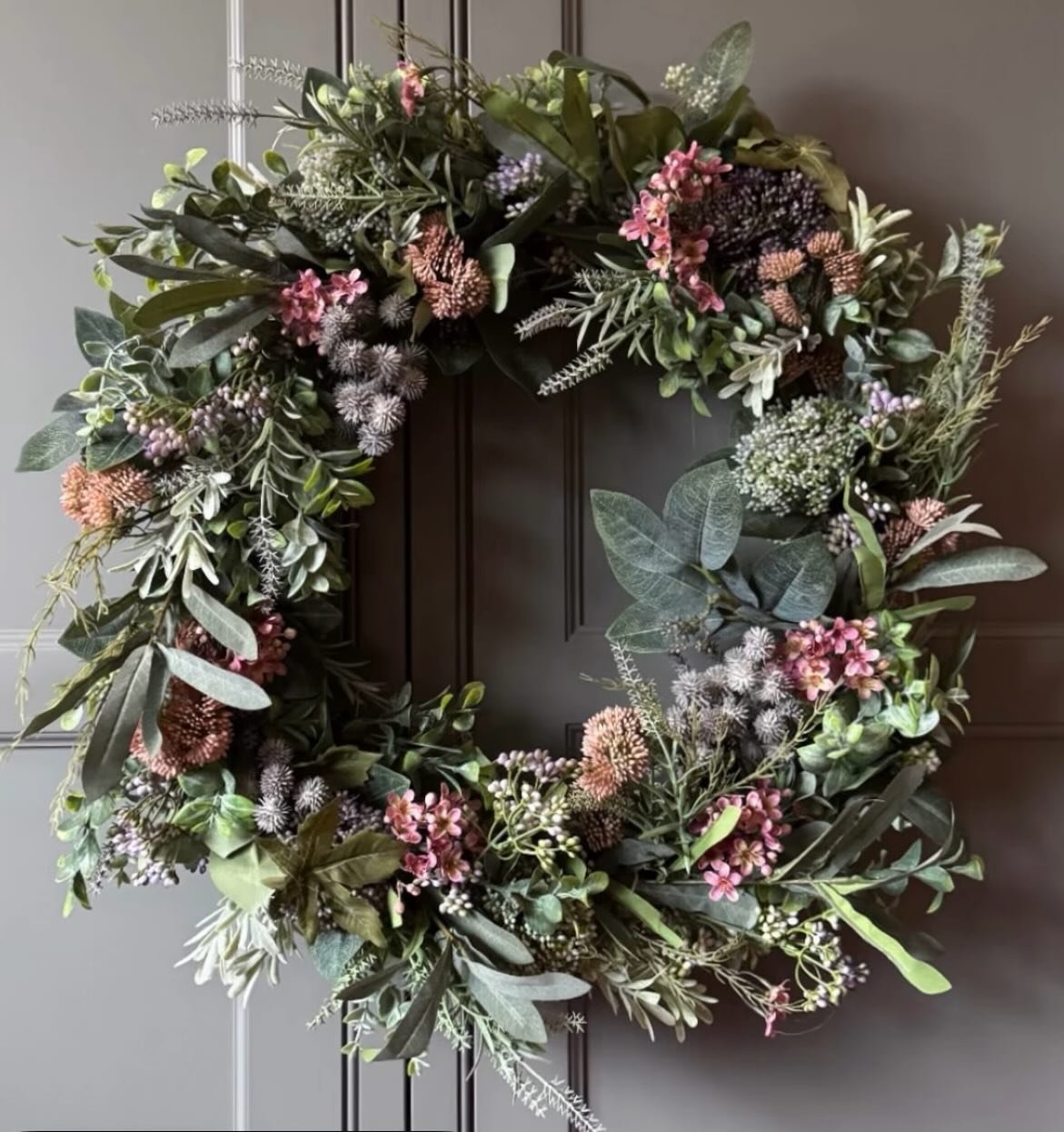 Morning,
Spring meadow wreath this is a new design for this year with muted foliage, castor oil berries, mini sedums, soft raspberry wax flowers and more. Beautiful pic from Louise @thehousebythetreeviews . #spring #springflowers