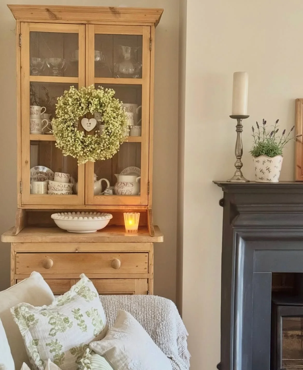 Afternoon, busy Monday with so many orders going out and lots to make. Just wanted to quickly share my new linum wreath. Perfect neutral for anywhere and these pics from Elaine @elainepatrice show it off perfectly. Available in 40cm (as pictured) and