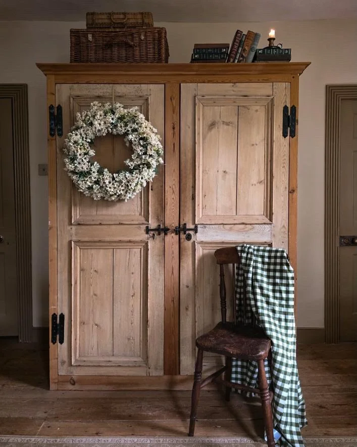 Happy Tuesday everyone, 11 more wreaths posted today. I&rsquo;m loving the sunshine and these pics from Mavourneen @oldhouse_newbeginnings sum up today. Beautiful, this is the wild daisy,cream,60cm and I love it. Also available in white and nude pink