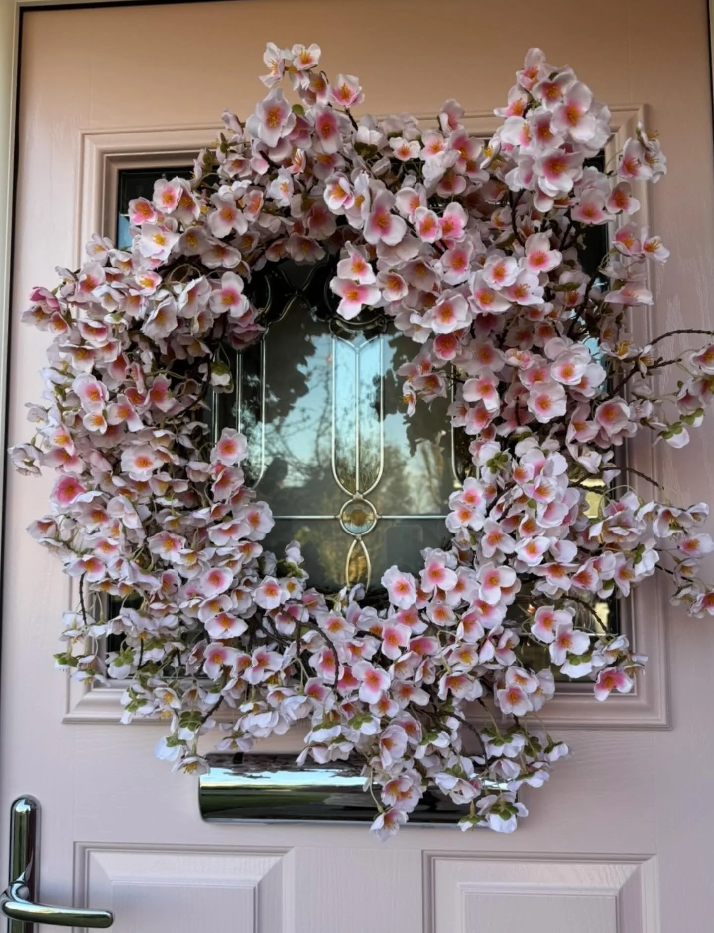 Evening everyone, blue skies all the way here today, beautiful. This blossom wreath is just sunshine to me and Jayne sent me this beautiful pic today, I love it xx #blosssom #blossomwreath #artificial blossom.