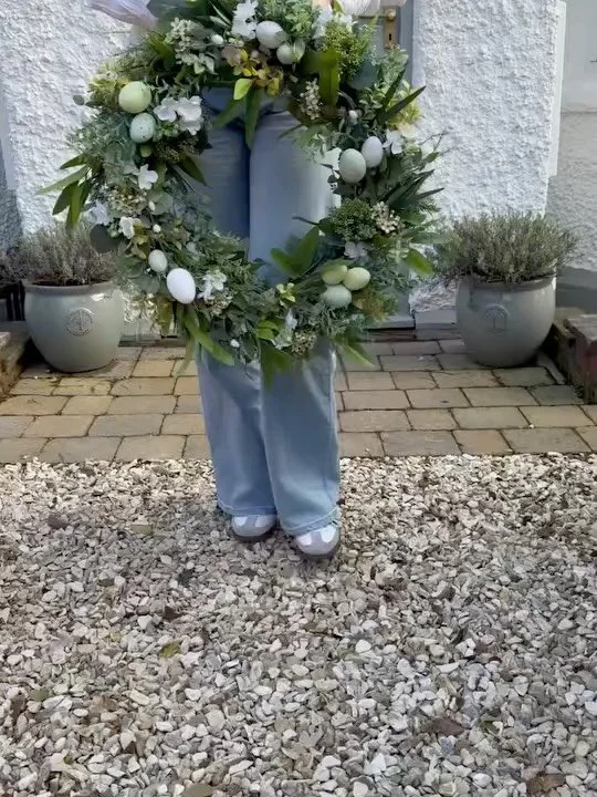 2nd post in one day, but when Steph from @stephfrom_lavendercottage just sent me over this reel and pics of how gorgeous this years Easter Nordic looks on her beautiful front door I couldn&rsquo;t wait to share ! I love spring and especially Easter a