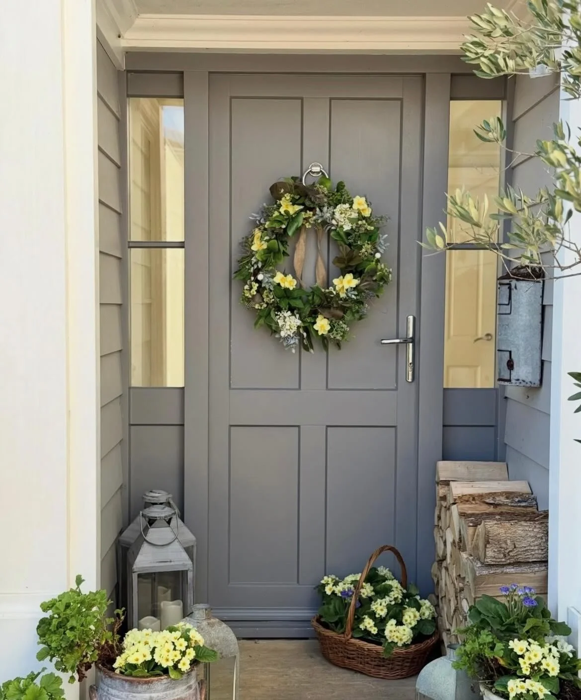 Morning,
 Beautiful day here, Serena @ourclapboardhomebythesea has posted the most beautiful pics this morning including these 2 of the spring wax flower wreath. Looks amazing with masses of foliage, tete a tete and soft wax flowers. This one is avai