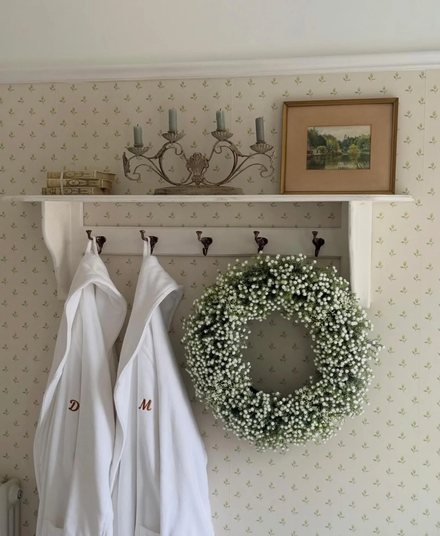 Evening everyone,
Lots of orders today for the white gypsophila featured by Dawn @the_hollies_1 recently in her stunning home. Dawn had the 60cm, but it&rsquo;s also available in 40cm and a mini 25cm. #gypsophila #gypsophiliawreath #fauxwreaths
