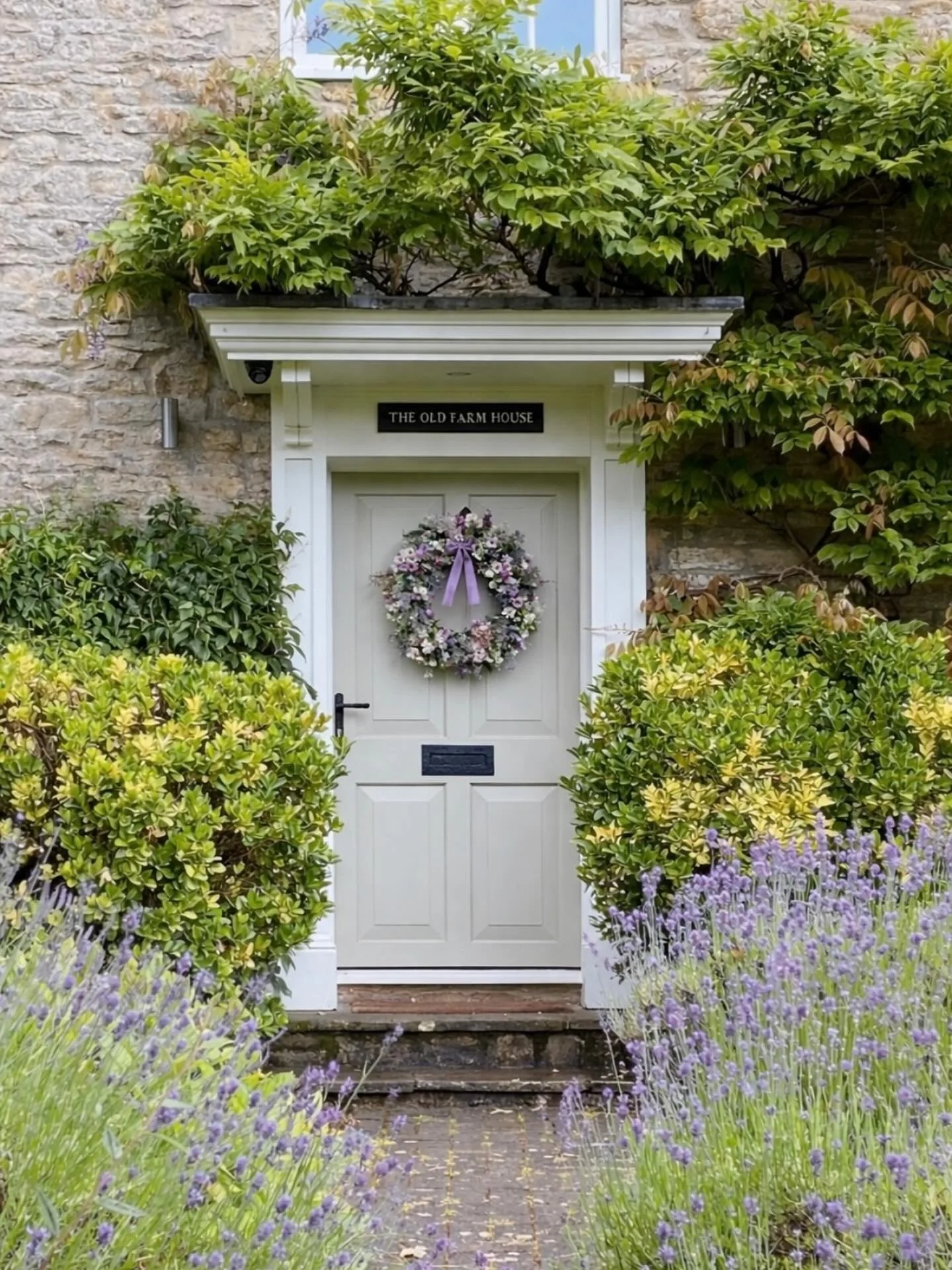 Happy Saturday everyone, day with my daughter and grandson, just perfect with a gorgeous walk on the beach with the dogs.Back to wreathing tomorrow and I&rsquo;m hoping to potter about in the garden too. Love this pic of the spring wildflower wreath,