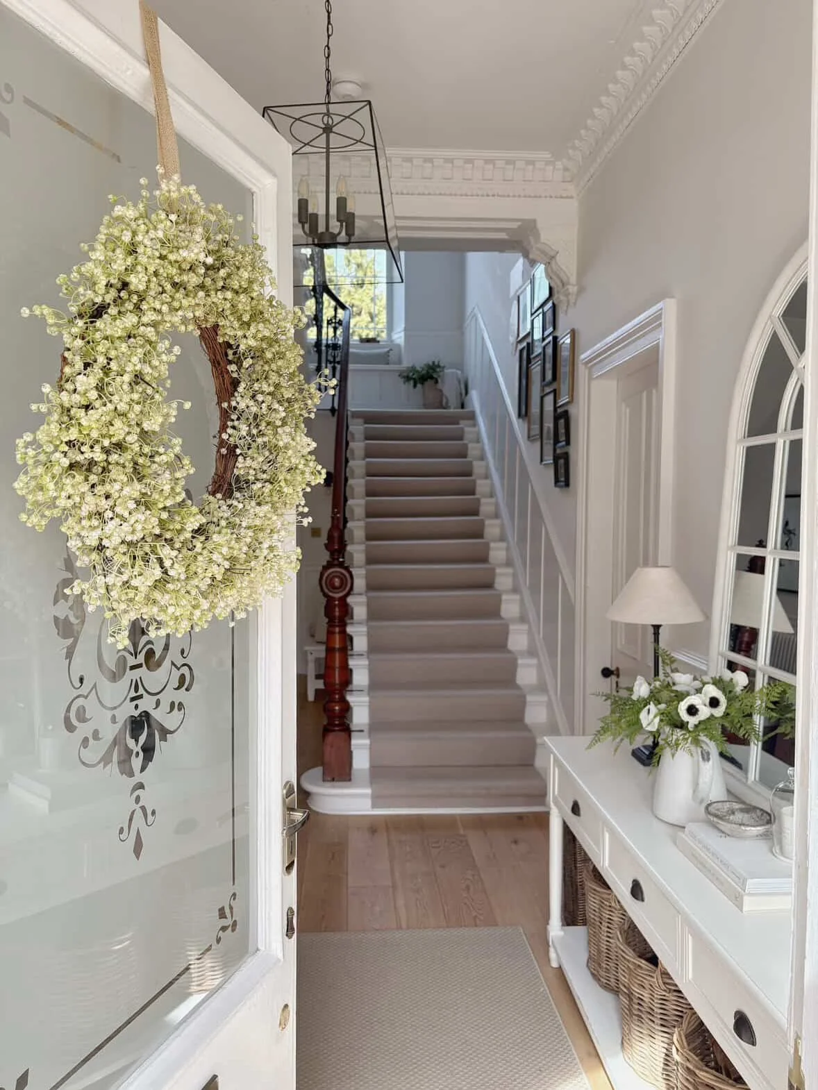 Happy Sunday everyone, delighted to share these wonderful pics of my Linum wreath at Janie @sandstone_and_sawdust stunning home. This is the 60cm but also available in 40cm, timeless. #linum #linumwreath #springflowers #wreaths