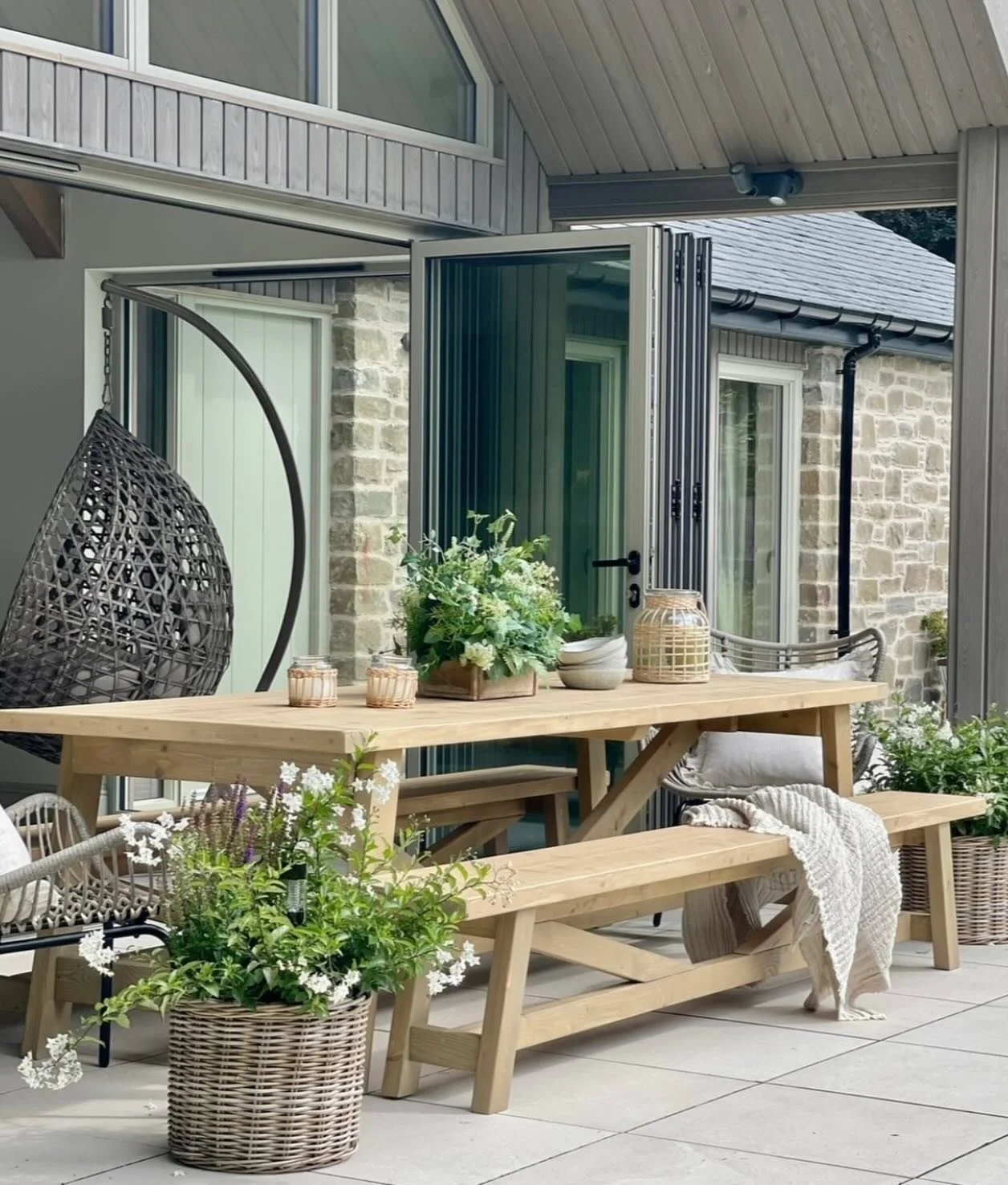 Morning, doors open day here today and Marie @storries.scottish.steadings home looks beautiful with the spring brick mould on her table.Family visiting today, enjoying the beach and sunshine. Have a great day love Lisa xx #saturday #spring