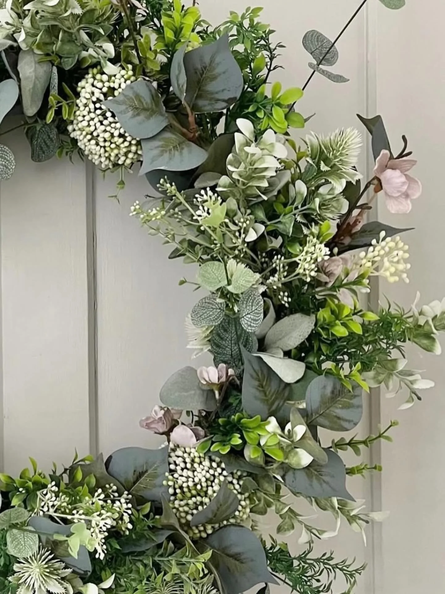 Happy Sunday everyone, so many different wreath designs being ordered and the spring Nordic green with apple blossom is one of my first designs and still popular. Thank you xx #spring #springflowers #springblossoms