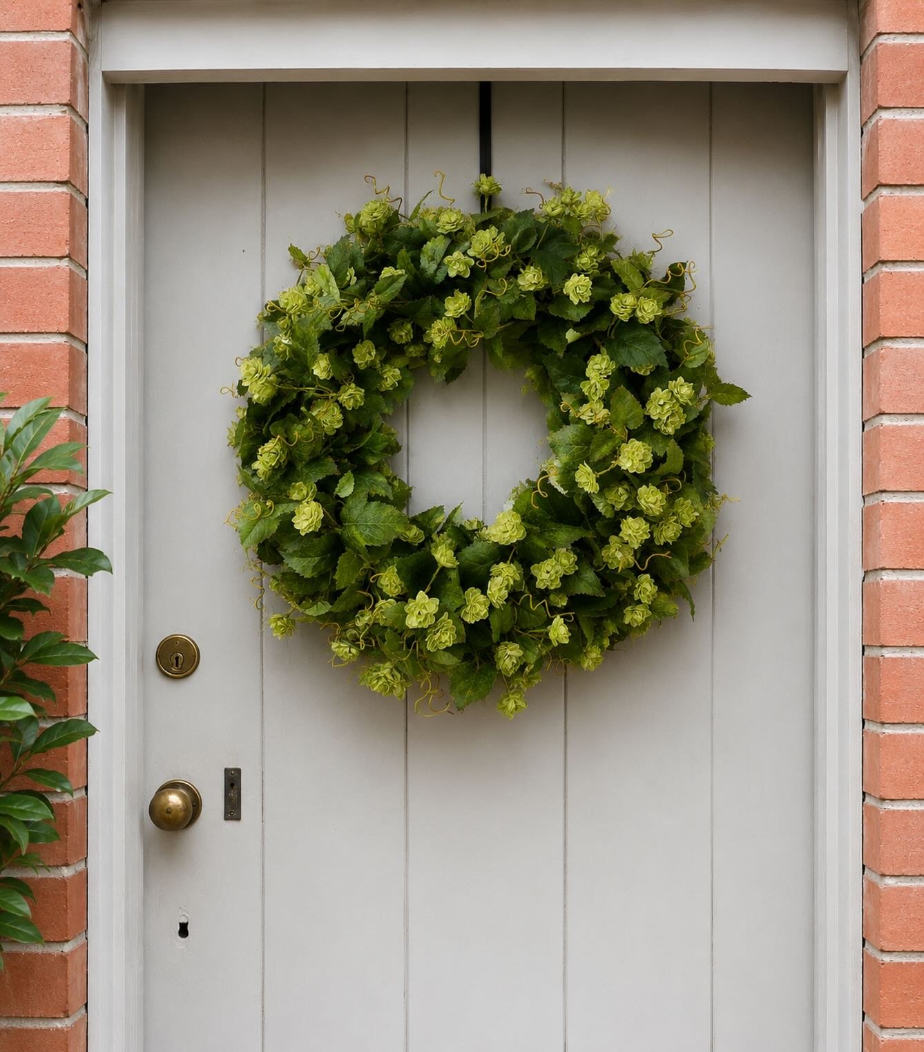 New wreath,
New design tonight, after the success of the faux hops garland I decided to make a hops wreath. Packed with the most realistic hop sprays. I&rsquo;m delighted with the simplicity of it xx what do you think? #hops #hopwreath