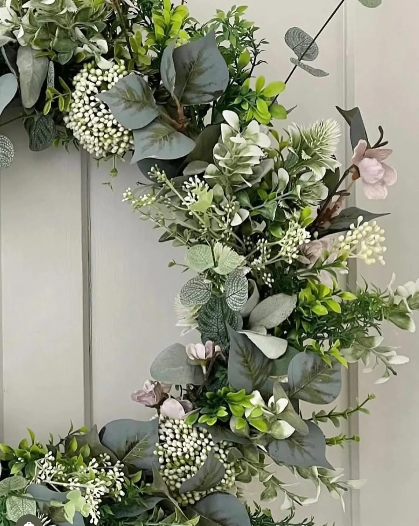 Small details,
How wonderful is this sunshine?.
I love the spring Nordic green wreath and the added apple blossom just adds the smallest touch of pink. Thanks Claire @home_at_ivy_corner for the perfect pic xx #spring
