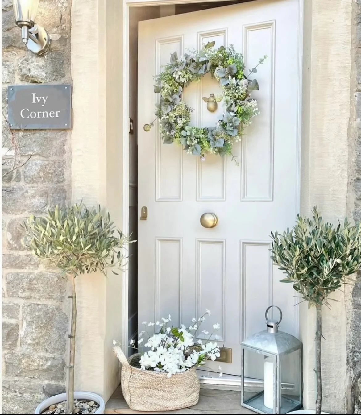 Happy Wednesday everyone,
I get so many messages asking which wreath is best for all year round. There&rsquo;s a few I&rsquo;d suggest but this is my main choice, the spring Nordic green with apple blossom. The soft greens suit all seasons and the pr