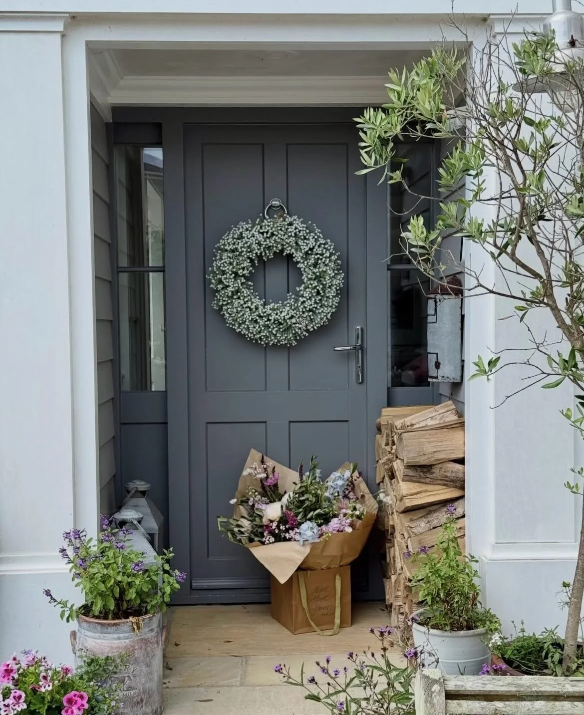 Morning,
It&rsquo;s Friday already! Look at these beautiful pics from Serena @ourclapboardhomebythesea. I love Serena&rsquo;s home it&rsquo;s stunning and the white gypsophila wreath looks just perfect. Hope you all have a great day.