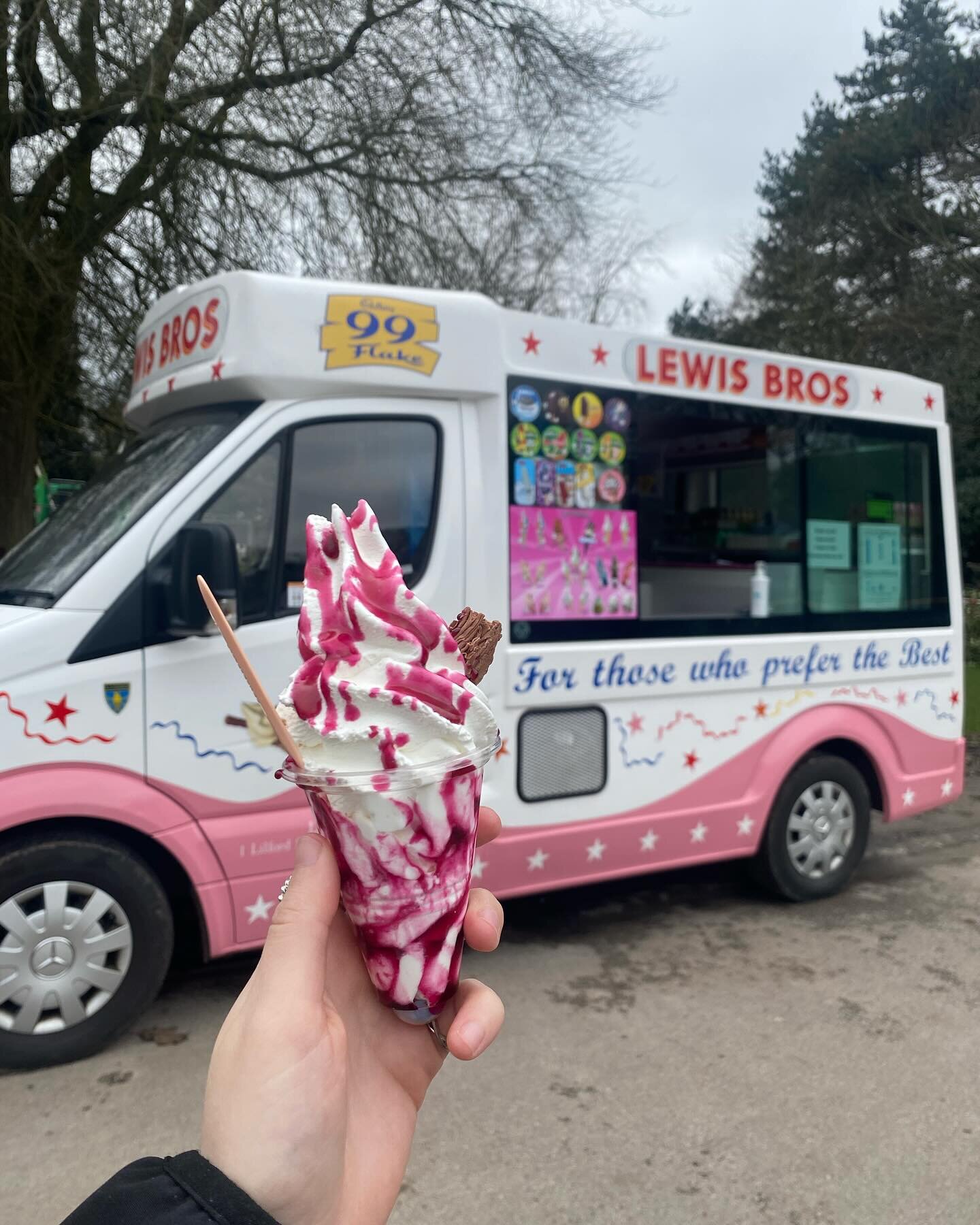 The screwball is such an iconic ice cream!!
With a piece of bubblegum at the bottom of the container and loads of raspberry sauce, it brings back so many childhood memories

#lewisbrosicecream #icecream #icecreamlover #flake #icecreamvan #sweet #swee