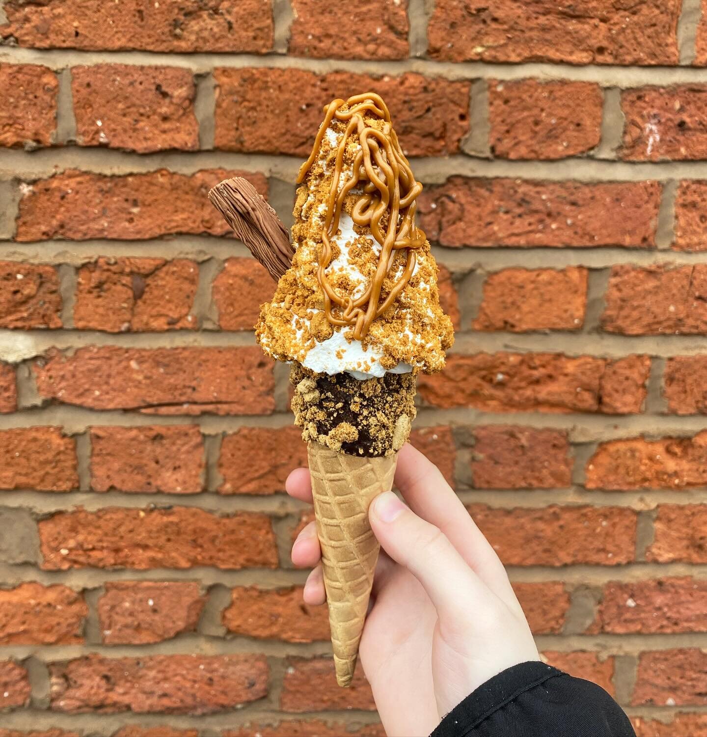 Who else is obsessed with Biscoff?? 🙋🏻&zwj;♀️

#lewisbrosicecream #icecream #icecreamlover #flake #icecreamvan #sweet #sweettreats #vanlife #dessert #local #warrington #manchester #manchesterfood #cheshire #warringtonbusiness #desserts #sunny #bisc