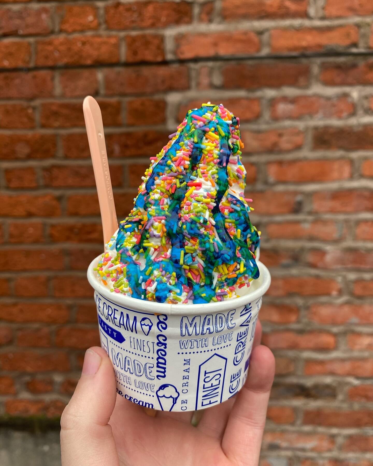 COLOUR OVERLOAD!!!
Everyone is a kid at heart, so why not treat your inner child with sprinkles and bubblegum sauce

#lewisbrosicecream #icecream #icecreamlover #flake #icecreamvan #sweet #sweettreats #vanlife #dessert #local #warrington #manchester 