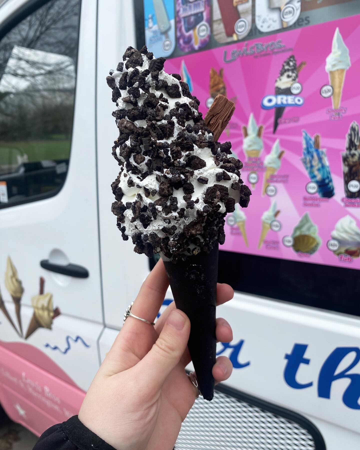 Who else is LOVES Oreo??
A cookie cone dipped in white chocolate and Oreo pieces, with ice cream that&rsquo;s covered in Oreo chunks and a flake. Add chocolate sauce to really get your chocolate cookie fix!!

#lewisbrosicecream #icecream #icecreamlov