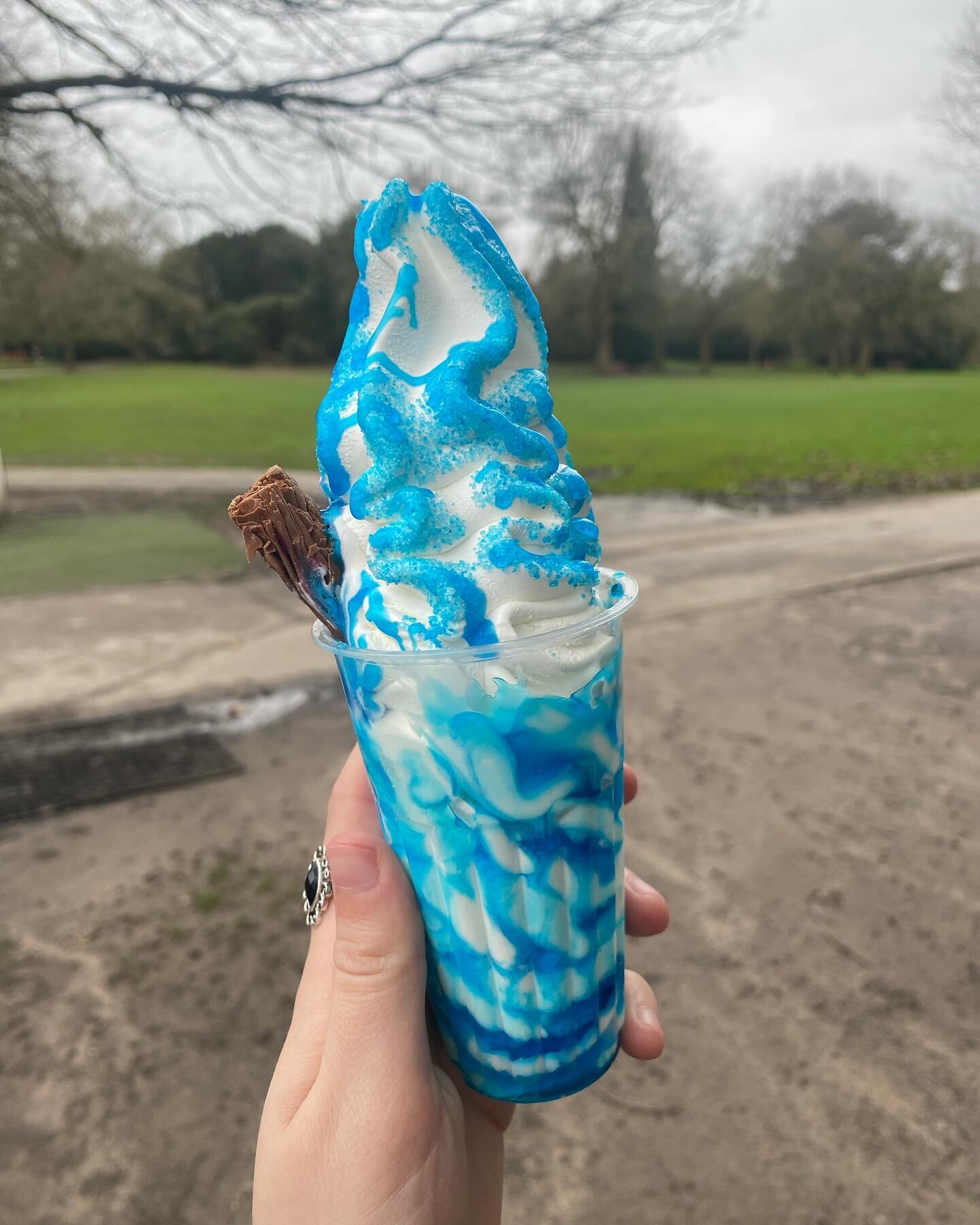 Have a look at this bubblegum sundae with sherbet 😍

#lewisbrosicecream #icecream #icecreamlover #flake #icecreamvan #sweet #sweettreats #vanlife #dessert #local #warrington #manchester #manchesterfood #cheshire #warringtonbusiness #desserts #bubble