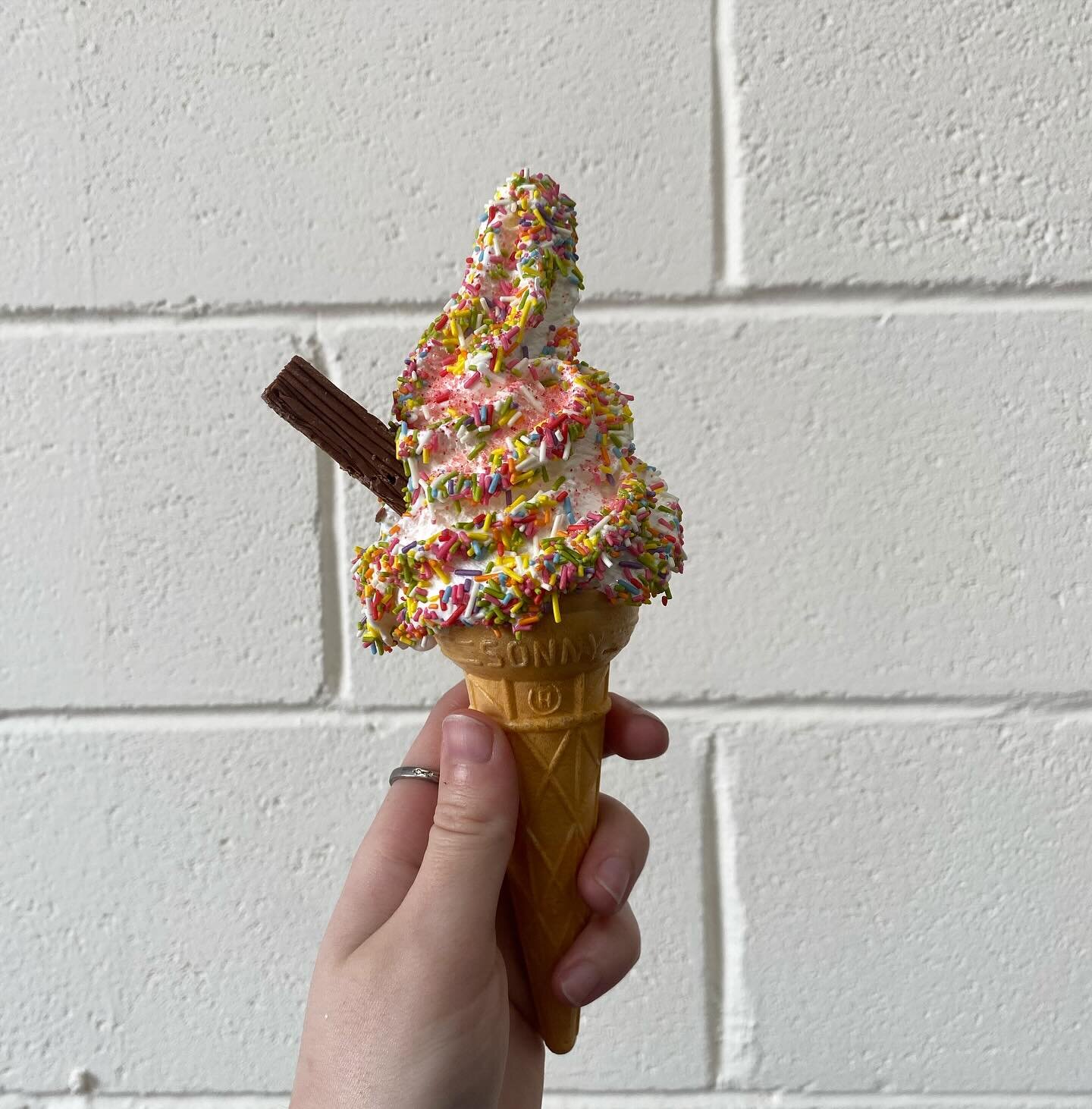 Did you know you can add toppings for free?? 
Because who doesn&rsquo;t love, sprinkles, sherbet and sauce on an ice cream!!!

#lewisbrosicecream #icecream #icecreamlover #flake #icecreamvan #sweet #sweettreats #vanlife #dessert #local #warrington #m