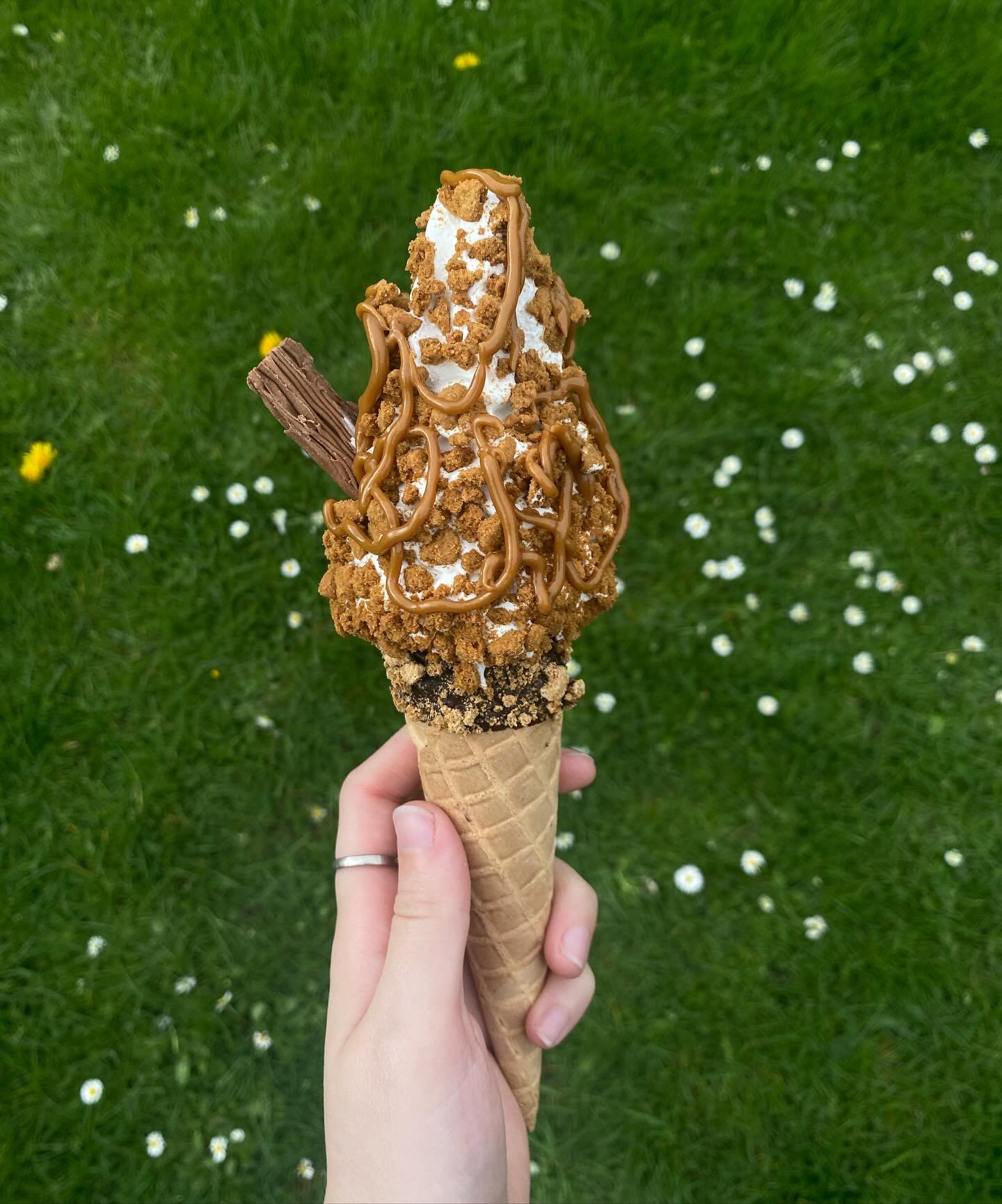 Who&rsquo;s coming to get ice cream today?? 🍦🍦

#lewisbrosicecream #icecream #icecreamlover #flake #icecreamvan #sweet #sweettreats #vanlife #dessert #local #warrington #manchester #manchesterfood #cheshire #warringtonbusiness #desserts #sunny #bis