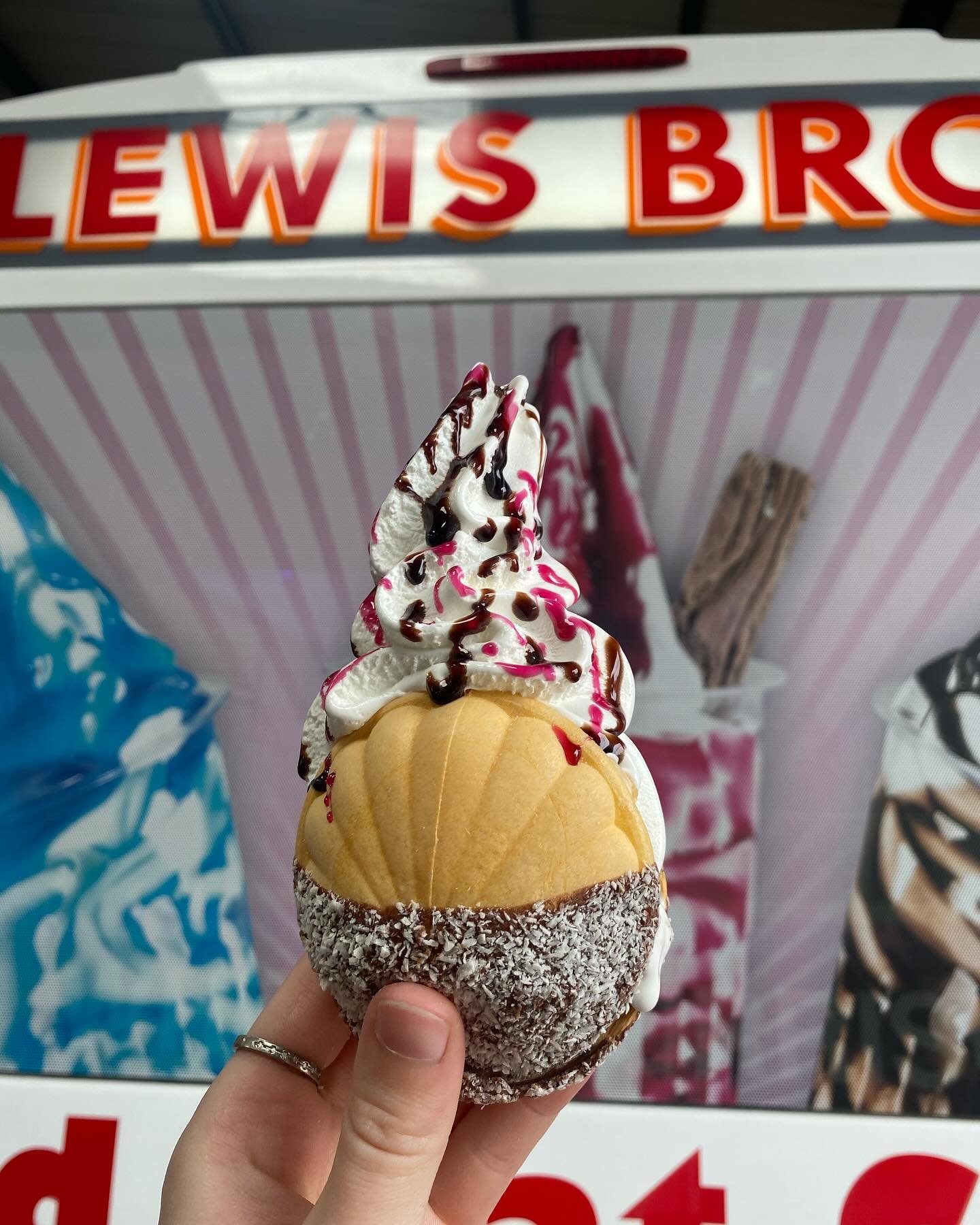 Do you like to mix your sauces??

#lewisbrosicecream #icecream #icecreamlover #flake #icecreamvan #sweet #sweettreats #vanlife #dessert #local #warrington #manchester #manchesterfood #cheshire #warringtonbusiness #desserts #sunny #chocolate #chocolat