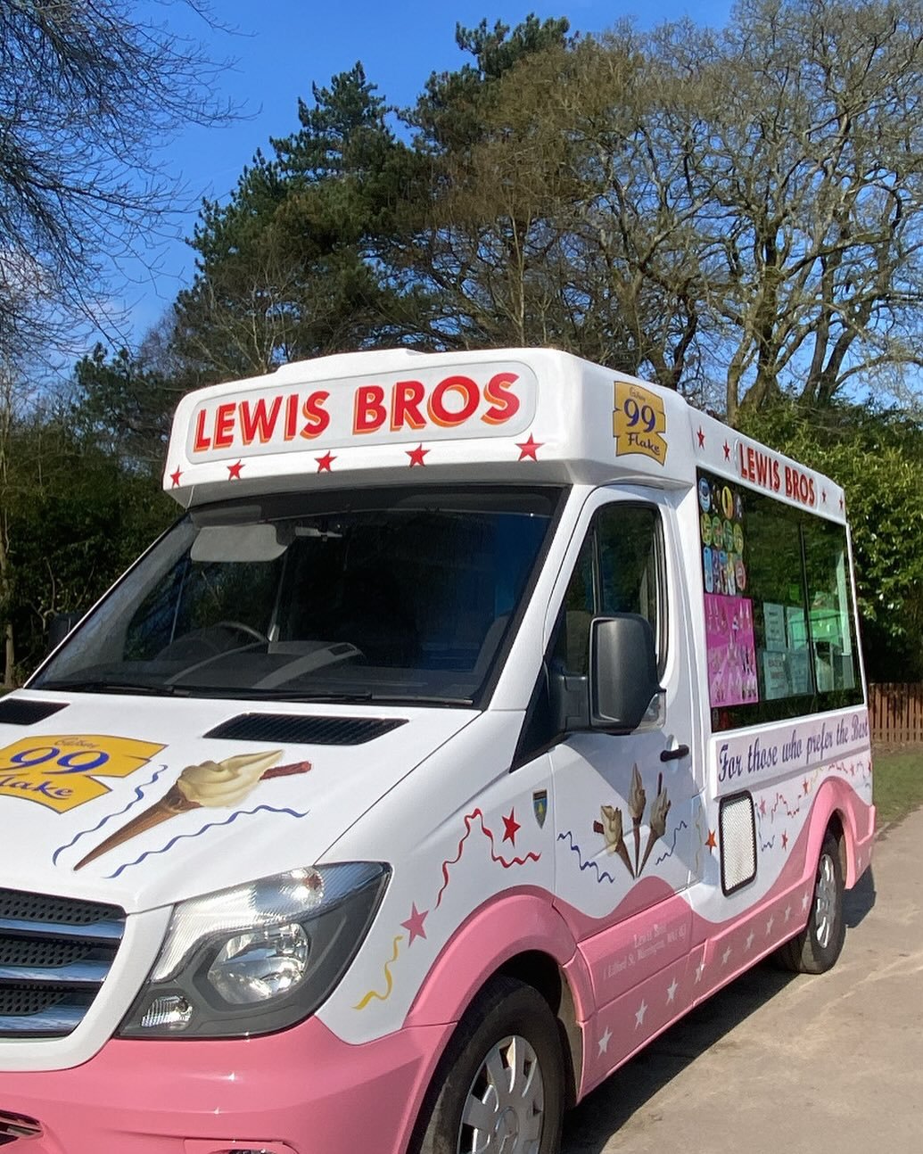 ☀️HAPPY BANK HOLIDAY!!! ☀️
Our vans will be out ALL bank holiday weekend, so why not come and say hi and grab yourself a nice little treat too!!

We will be at:
Walton Hall and Gardens
Marbury Country Park
Sale Water Park

#lewisbrosicecream #icecrea