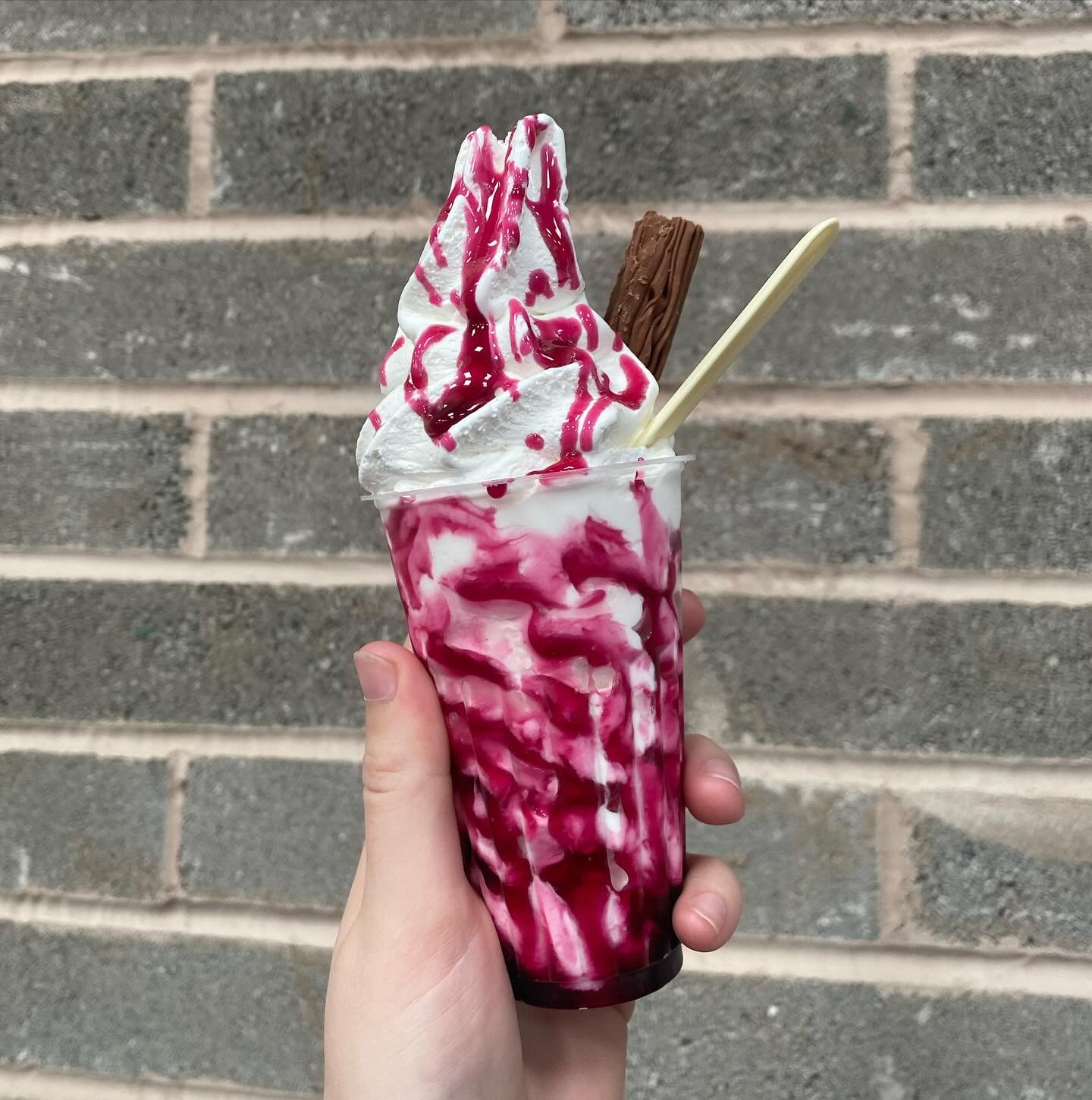 Is there such thing as too much raspberry sauce??? 
(The answer is no)

#lewisbrosicecream #icecream #icecreamlover #flake #icecreamvan #sweet #sweettreats #vanlife #dessert #local #warrington #manchester #manchesterfood #cheshire #warringtonbusiness