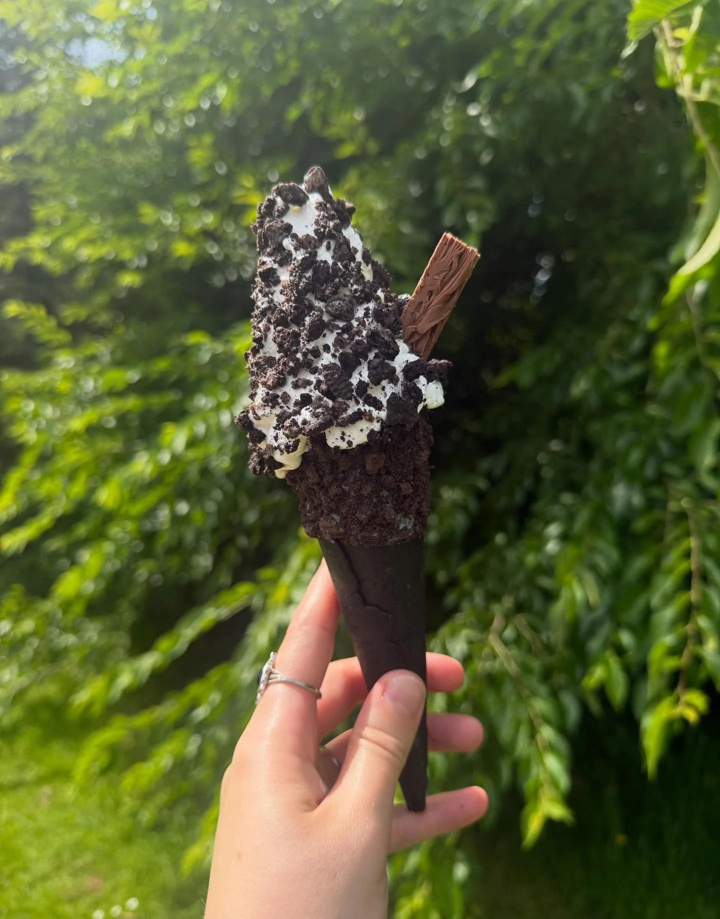 The hot weather is here ☀️☀️&hellip; even if it is cloudy 🫣 
Come grab yourself a treat to cool down!!! 

#lewisbrosicecream #icecream #icecreamlover #flake #icecreamvan #sweet #sweettreats #vanlife #dessert #local #warrington #manchester #mancheste