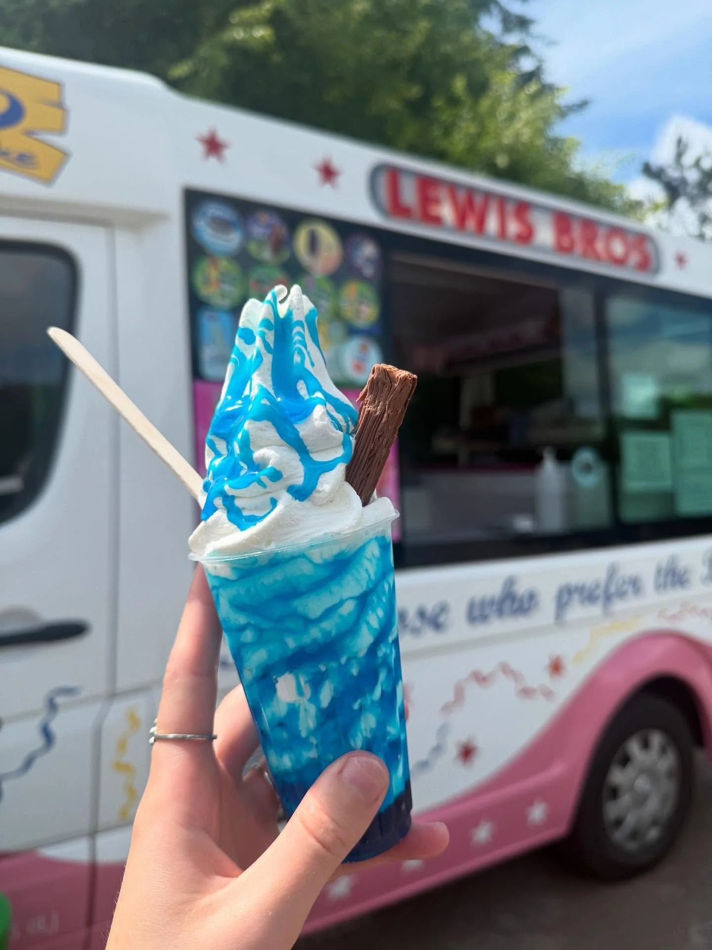 Sun-dae fun-dae 🍦🍦🍦

#lewisbrosicecream #icecream #icecreamlover #flake #icecreamvan #sweet #sweettreats #vanlife #dessert #local #warrington #manchester #manchesterfood #cheshire #warringtonbusiness #desserts #sunny