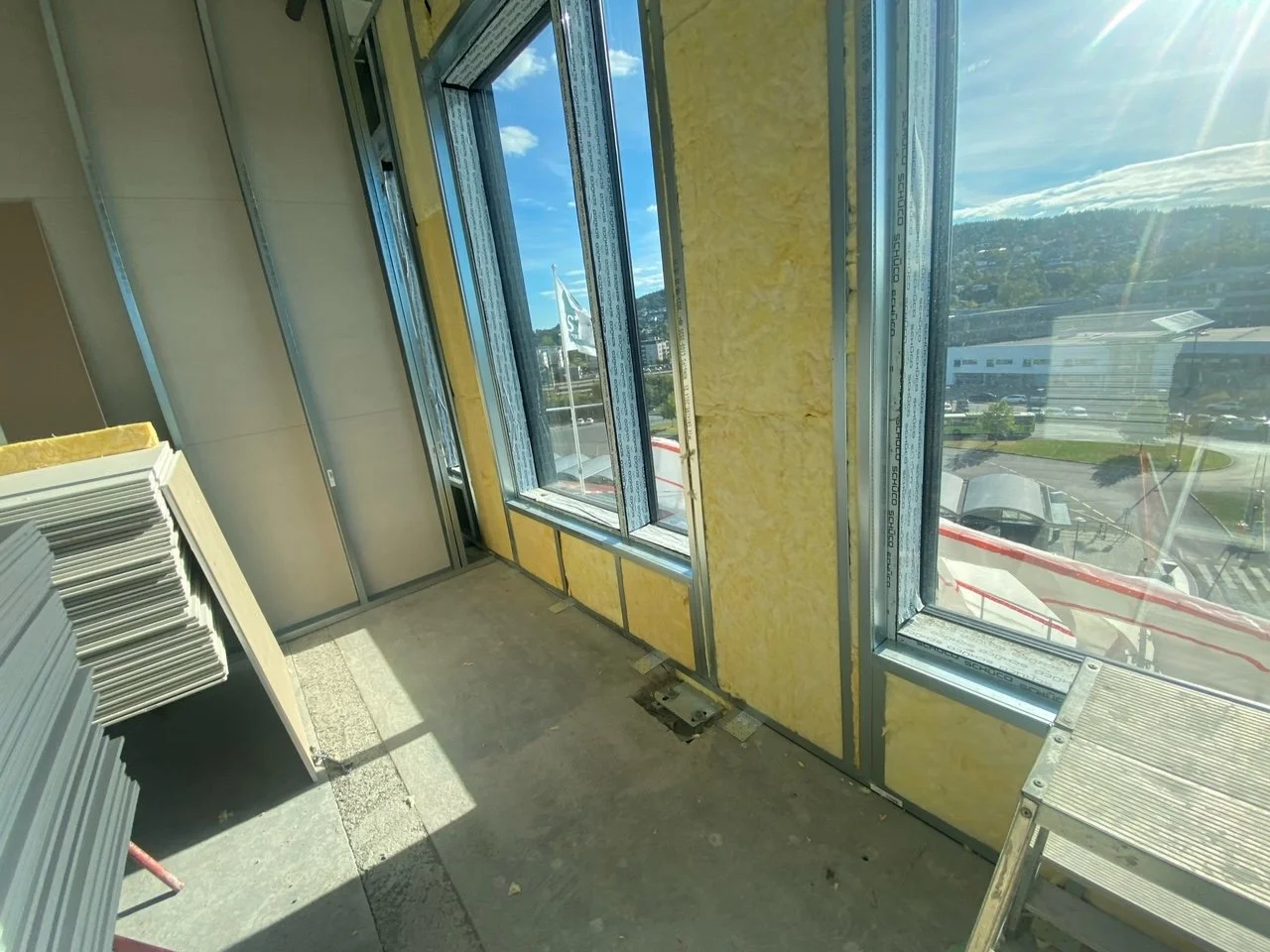 21-09-13 Isolering av veggene i EKKO.JPG