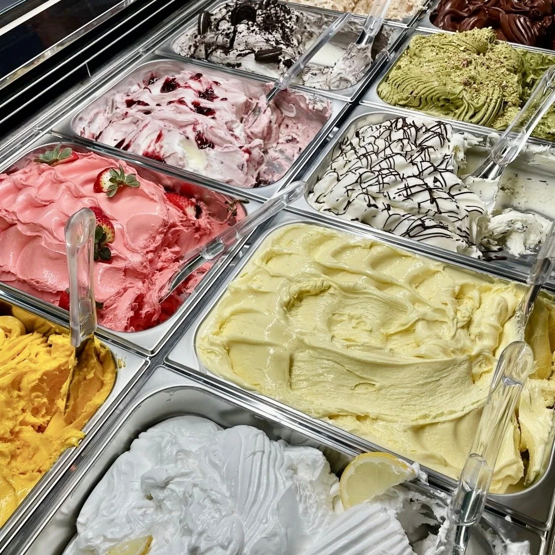Vi og mange andre Lillestr&oslash;mlinger har forelsket oss i gelatoen til @colorislillestrom 🍨

Vi skulle gjerne hatt de her i mange &aring;r til, men gjengen bak issuksessen har valgt &aring; sette et punktum for denne driften i Storgata 8A. 

Hel
