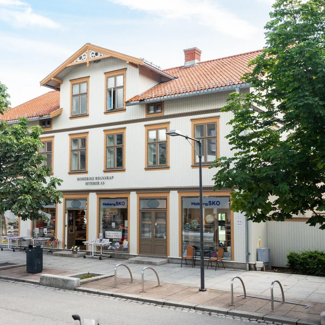 Perfekt plassert i krysset Voldgata og Storgata, finner du Hoberg Sko, og Kvikkere Hoder🙌

Som eier og forvalter av Storgata 5, tar vi vare p&aring; dette vakre huset🤍

#n&aelig;ringseiendom #lillestr&oslash;mdelta