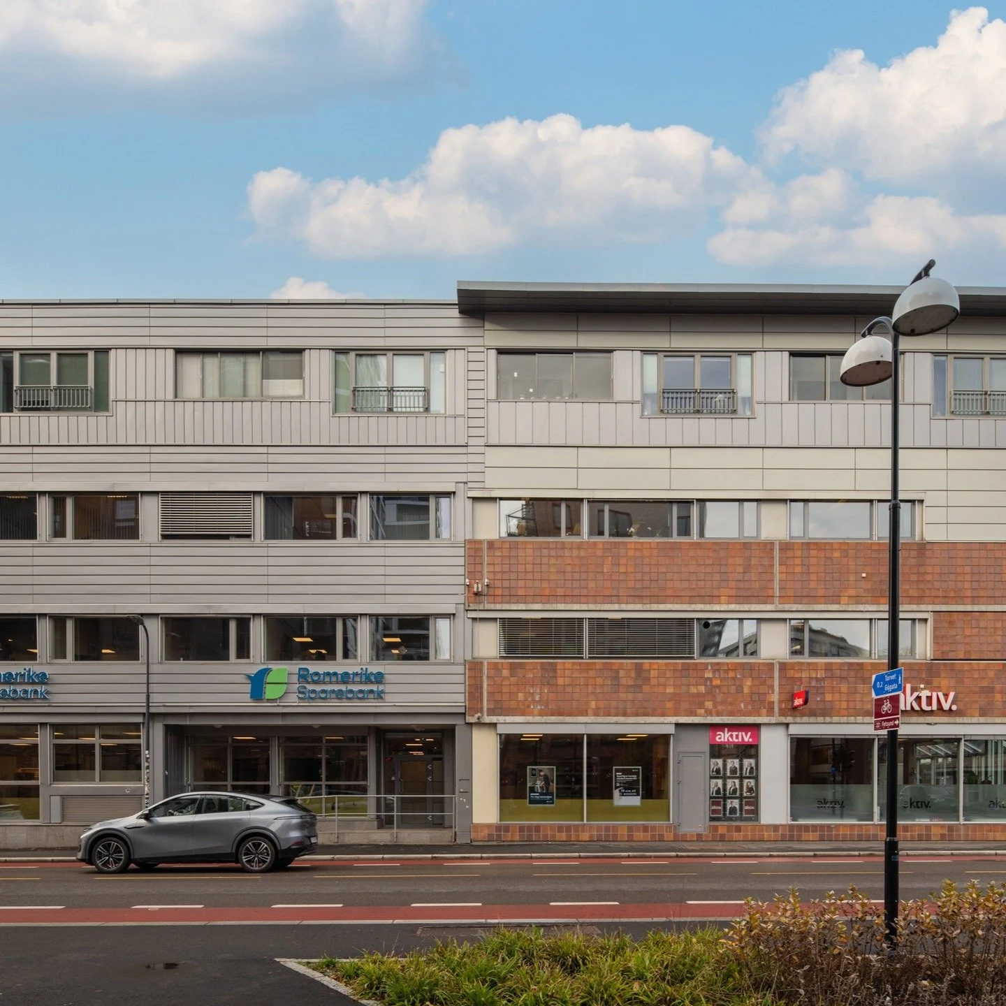 Vi er glade for &aring; kunne presentere ny eiendom i portef&oslash;ljen, Torvet 5🏢

Torvet 5 ligger p&aring; Solsiden i Lillestr&oslash;m.

Eiendommen fremst&aring;r som en solid og veldrevet kontoreiendom med stabil leietakermasse.

Vi har n&aring