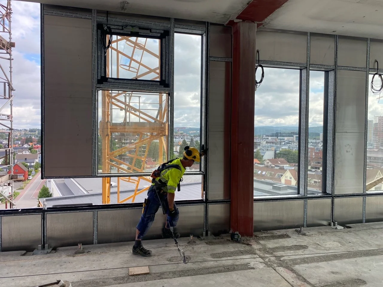 21-08-24 MOntering av plater fasade _ 2.JPG