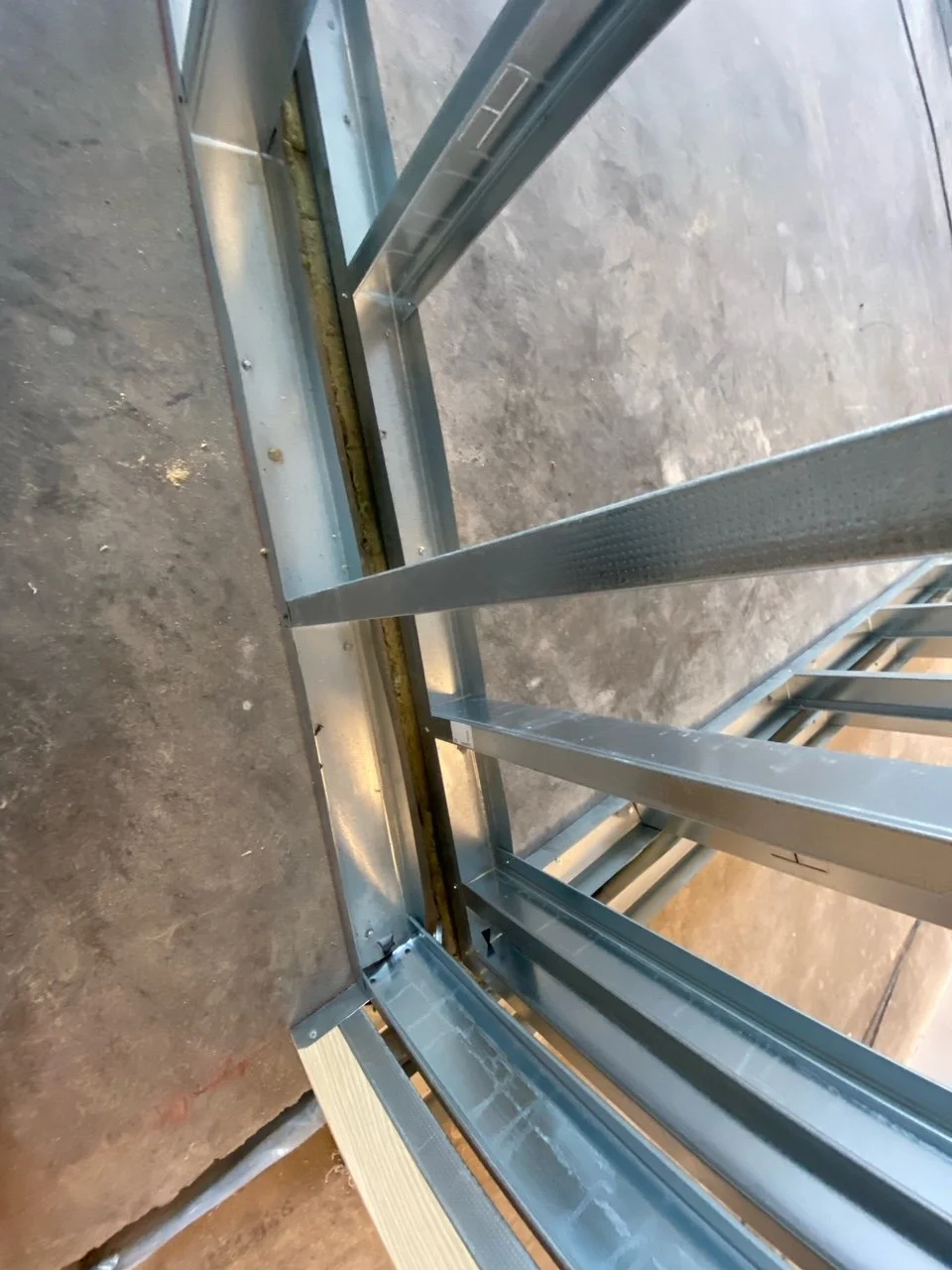 21-05-08 Detaljbilde Stålstendere.JPG