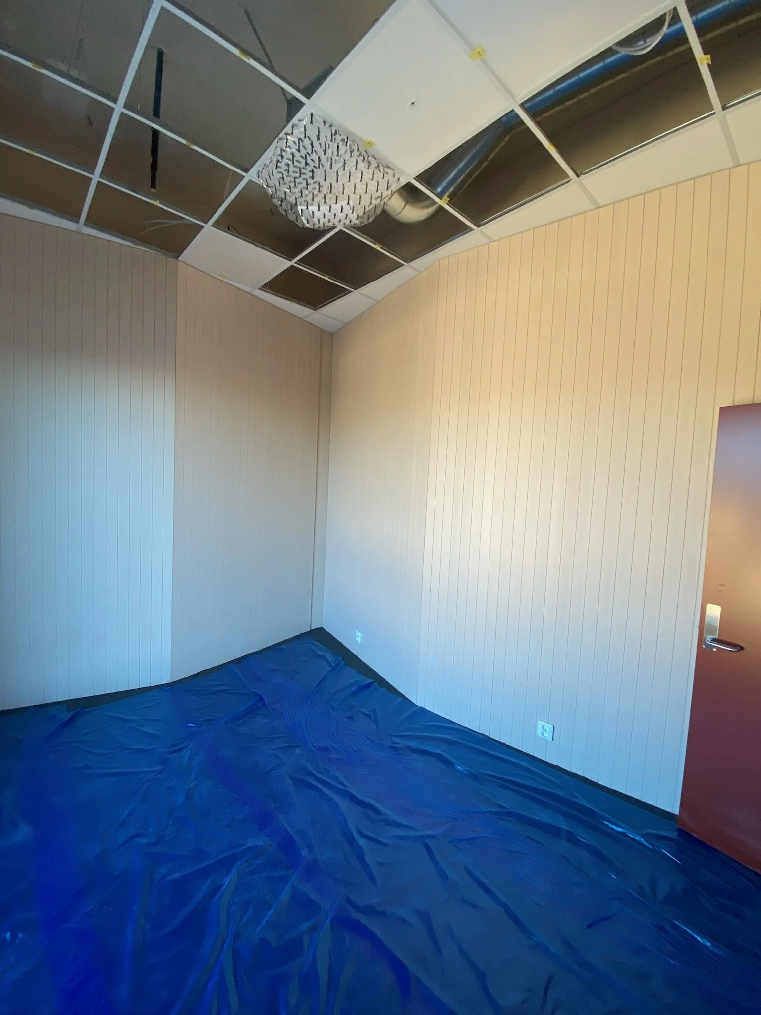 22-01-27 INTRO panel på veggene og plater i tak.JPG