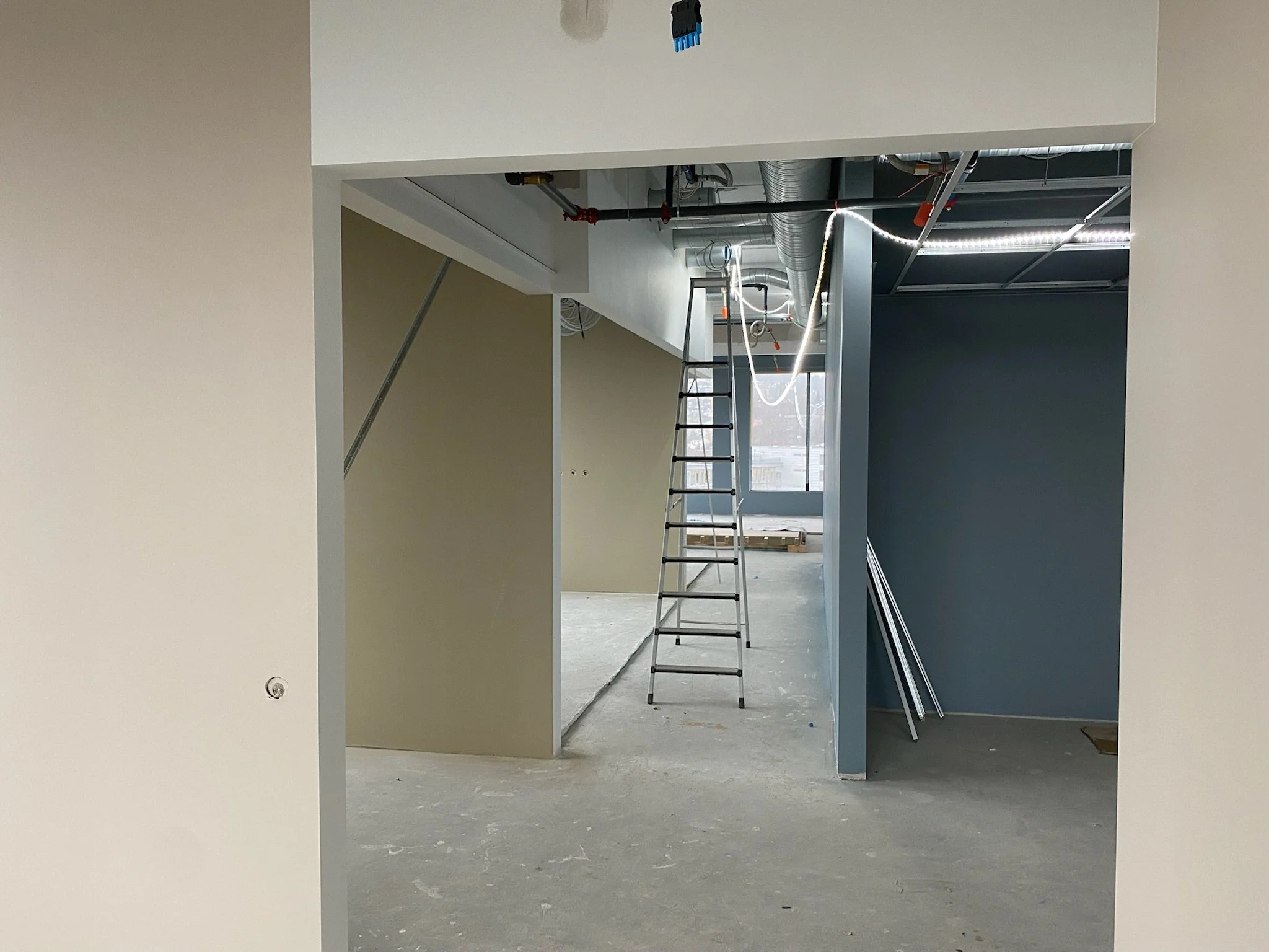 21-11-26 MAling på veggene inne _1.JPG