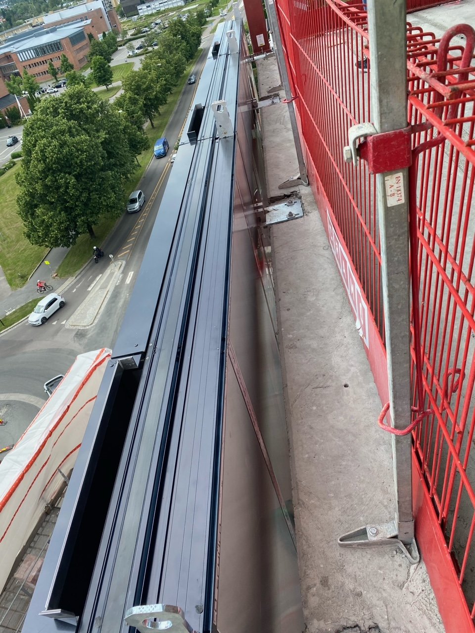 21-07-01 Fasadelementer som blir heiset opp.JPG